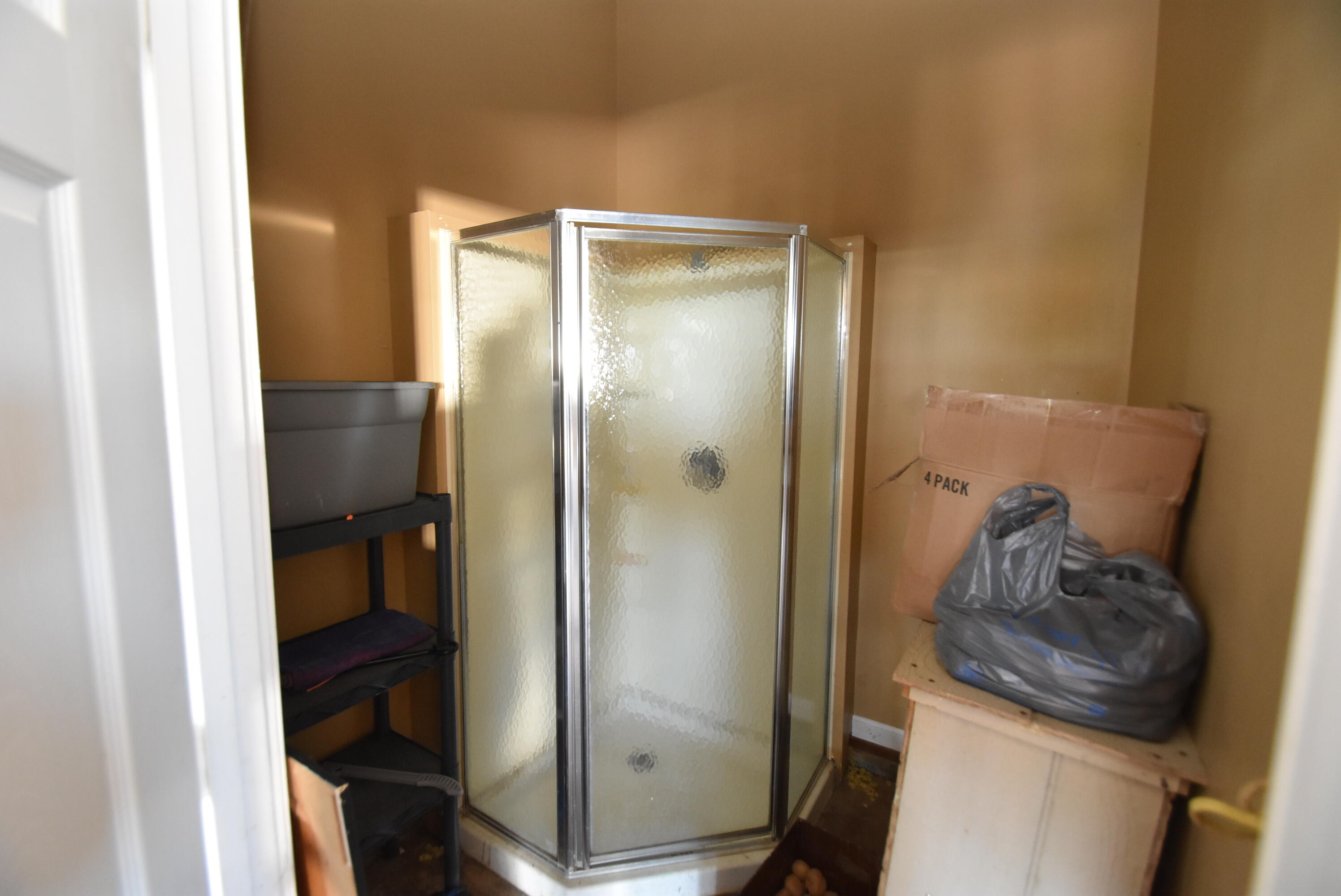 Willisburg, Kentucky, 40078, United States, 4 Bedrooms Bedrooms, ,1 BathroomBathrooms,Residential,For Sale,1962831