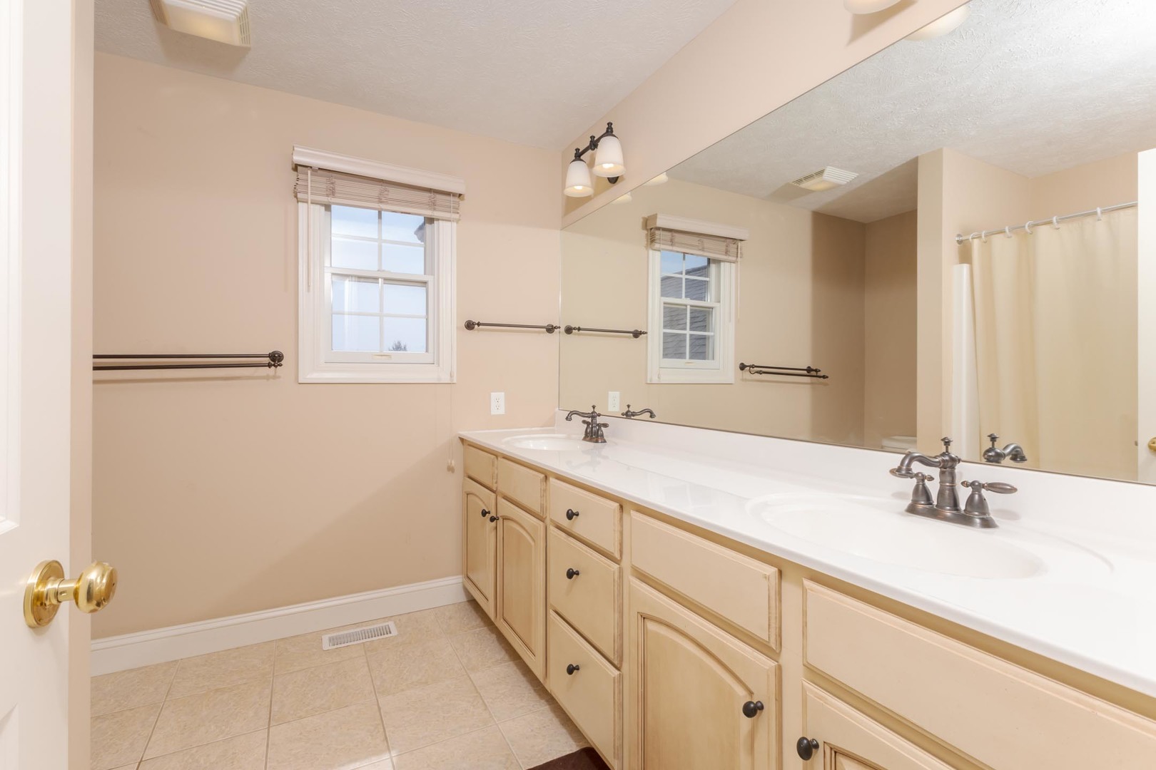 Bloomington, Illinois, 61704, United States, 4 Bedrooms Bedrooms, ,4 BathroomsBathrooms,Residential,For Sale,1957101