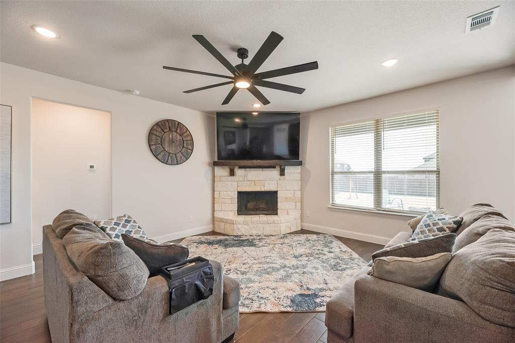 Pilot Point, Texas, 76258, United States, 5 Bedrooms Bedrooms, ,3 BathroomsBathrooms,Residential,For Sale,2019637