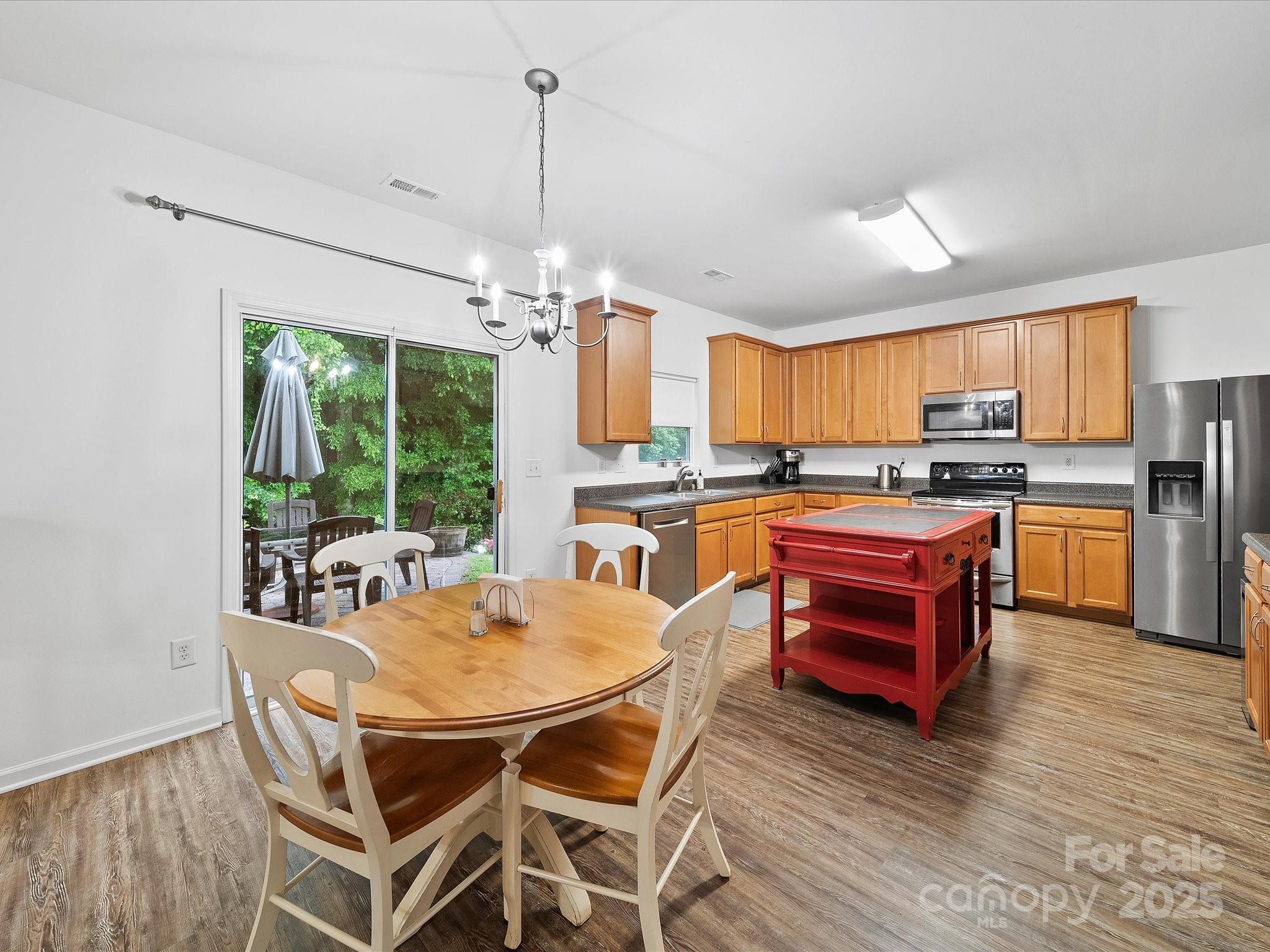 Matthews, North Carolina, 28105, United States, 4 Bedrooms Bedrooms, ,3 BathroomsBathrooms,Residential,For Sale,1865388