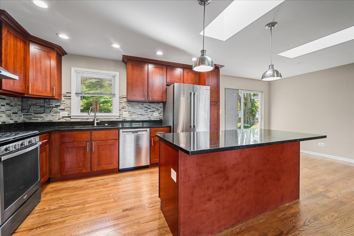 Prospect Heights, Illinois, 60070, United States, 4 Bedrooms Bedrooms, ,2 BathroomsBathrooms,Residential,For Sale,1968639