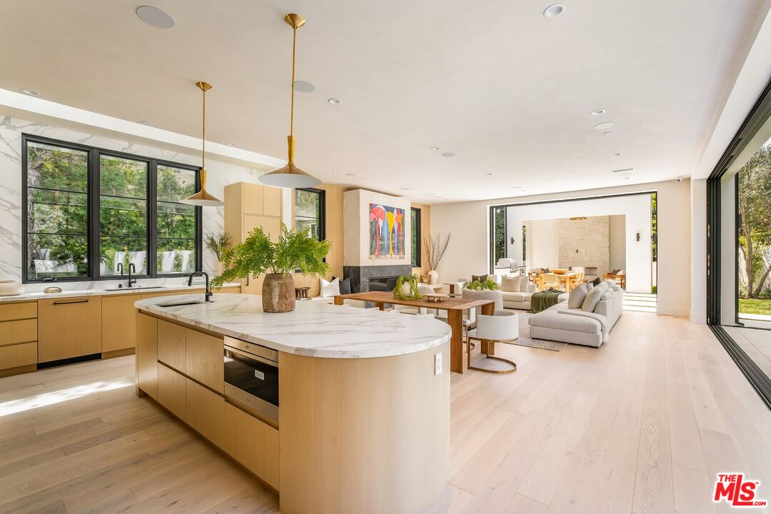 Los Angeles, California, 90049, United States, 5 Bedrooms Bedrooms, ,3 BathroomsBathrooms,Residential,For Sale,1839044