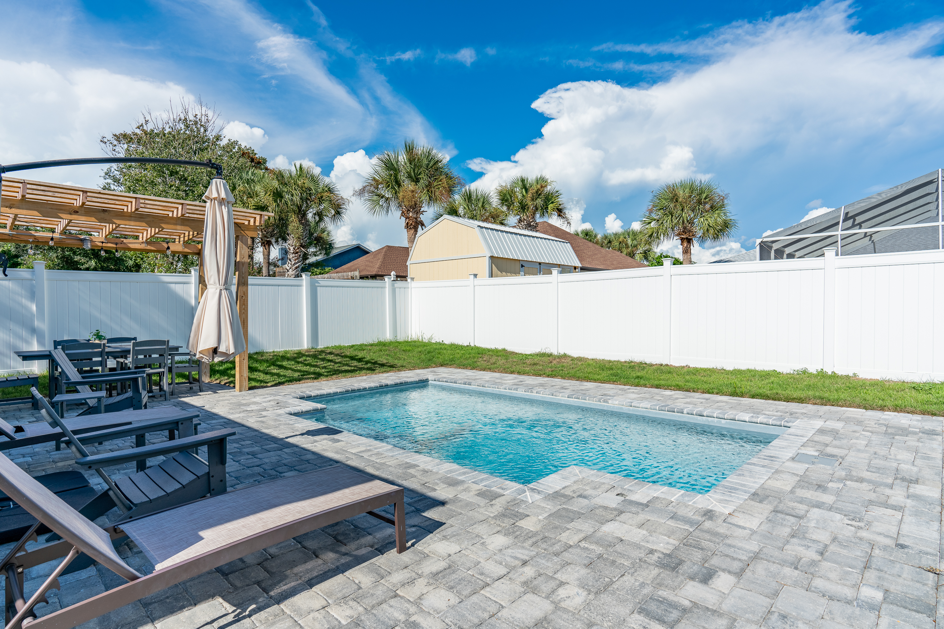  Rental-Ready Coastal Retreat with Heated Pool and No HOA - 物件實景
