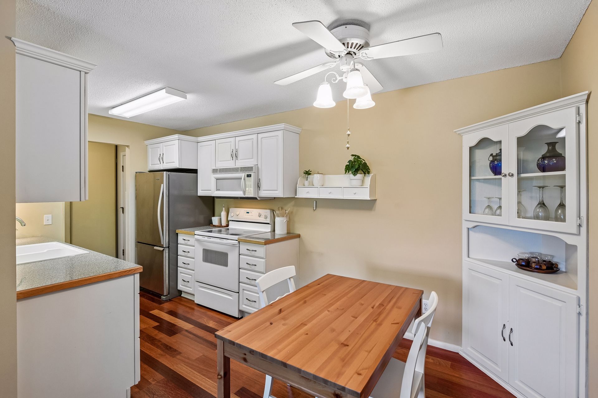  Second-Floor Wayzata Villas Condo with Beautiful Pond Views - 物件實景