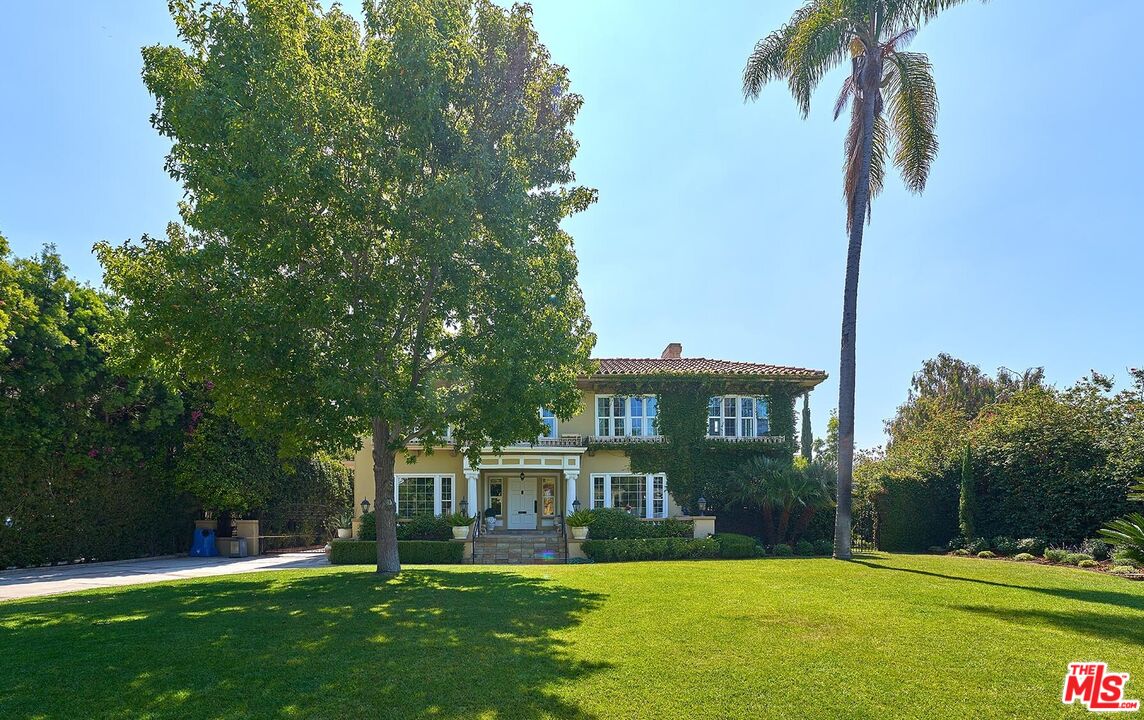 Los Angeles, California, 90005, United States, 5 Bedrooms Bedrooms, ,6 BathroomsBathrooms,Residential,For Sale,1907226