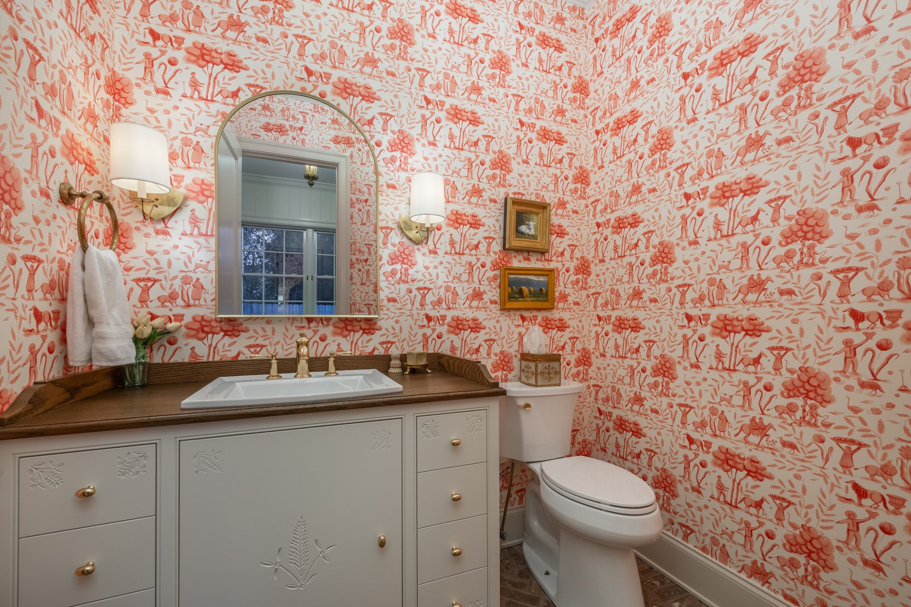  Timeless Colonial Charm Meets Refined Modern Luxury In This Storybook Retreat - 物件實景