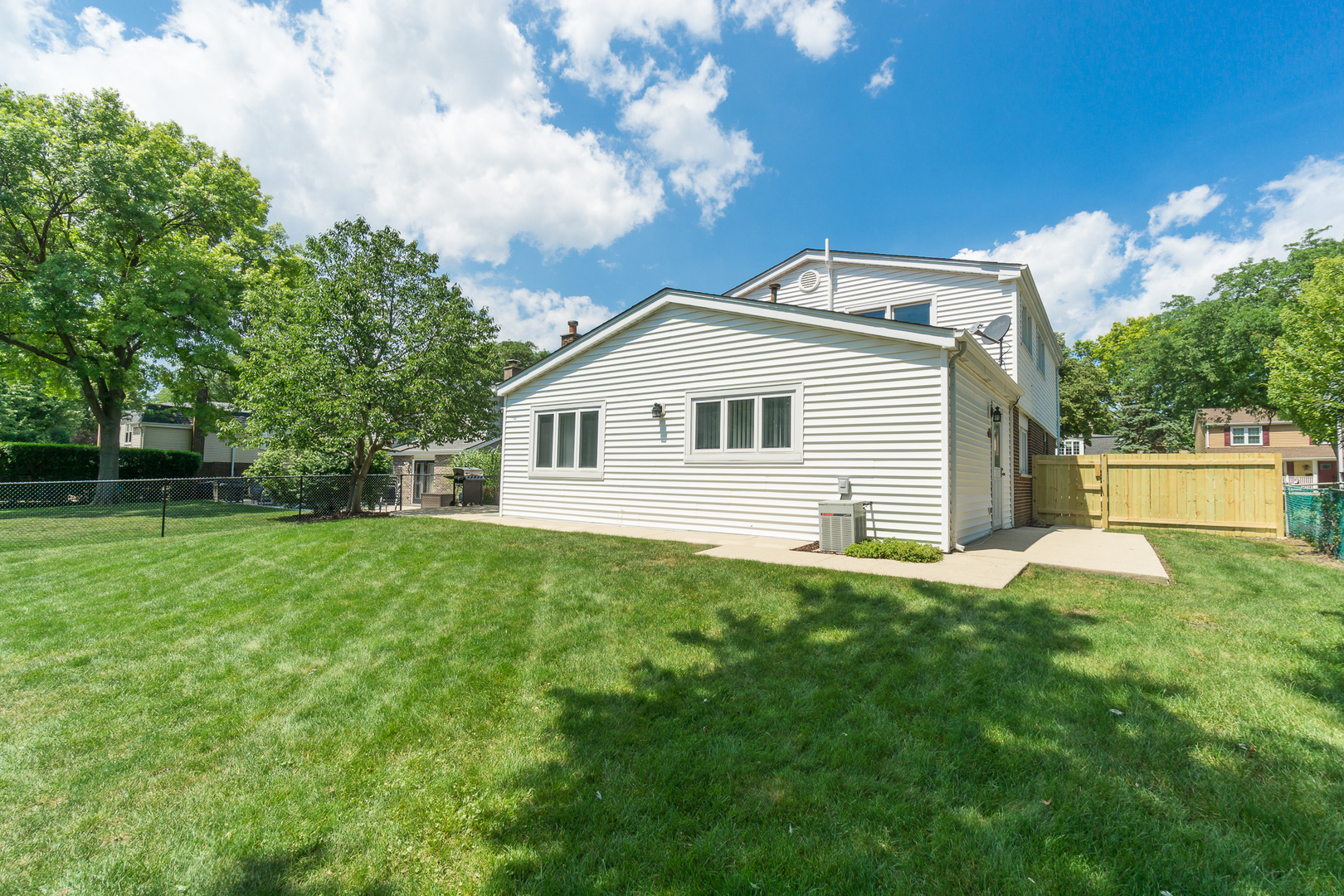 Arlington Heights, Illinois, 60005, United States, 5 Bedrooms Bedrooms, ,3 BathroomsBathrooms,Residential,For Sale,1921058
