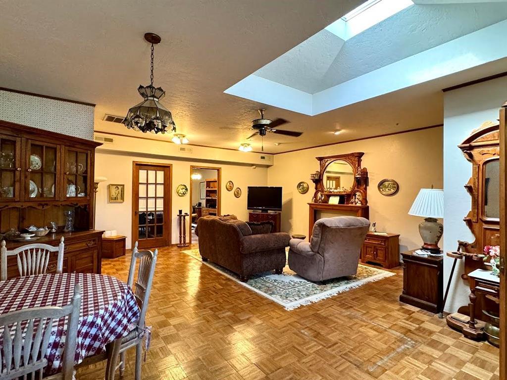 Chickasha, Oklahoma, 73018, United States, 7 Bedrooms Bedrooms, ,7 BathroomsBathrooms,Residential,For Sale,1921777
