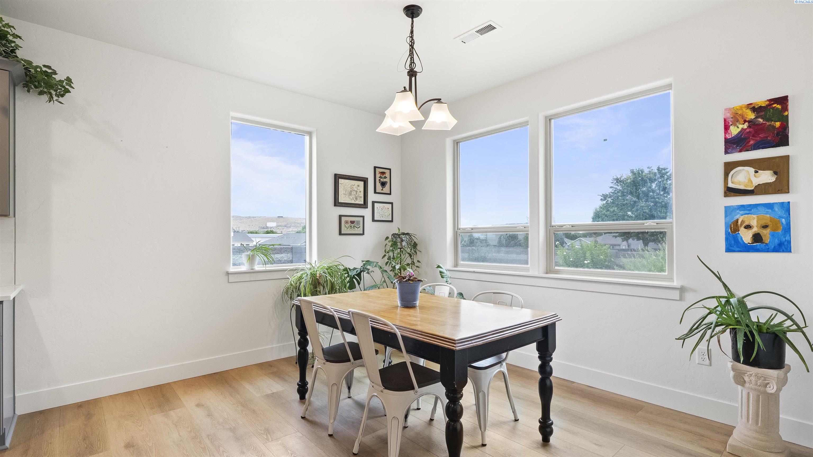 Richland, Washington, 99352, United States, 4 Bedrooms Bedrooms, ,2 BathroomsBathrooms,Residential,For Sale,1906594