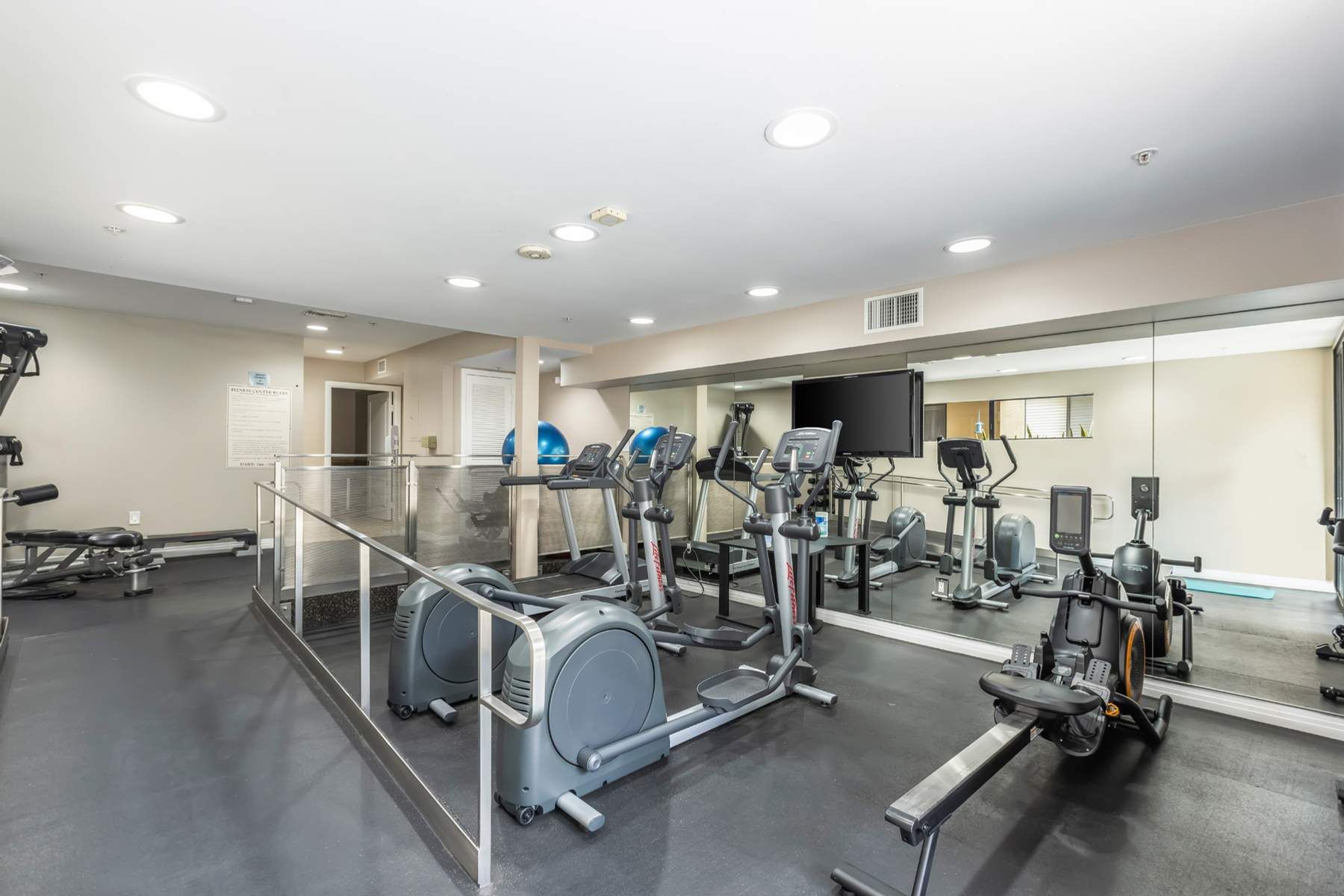  7320 Hawthorn Avenue, #215 - 物件實景