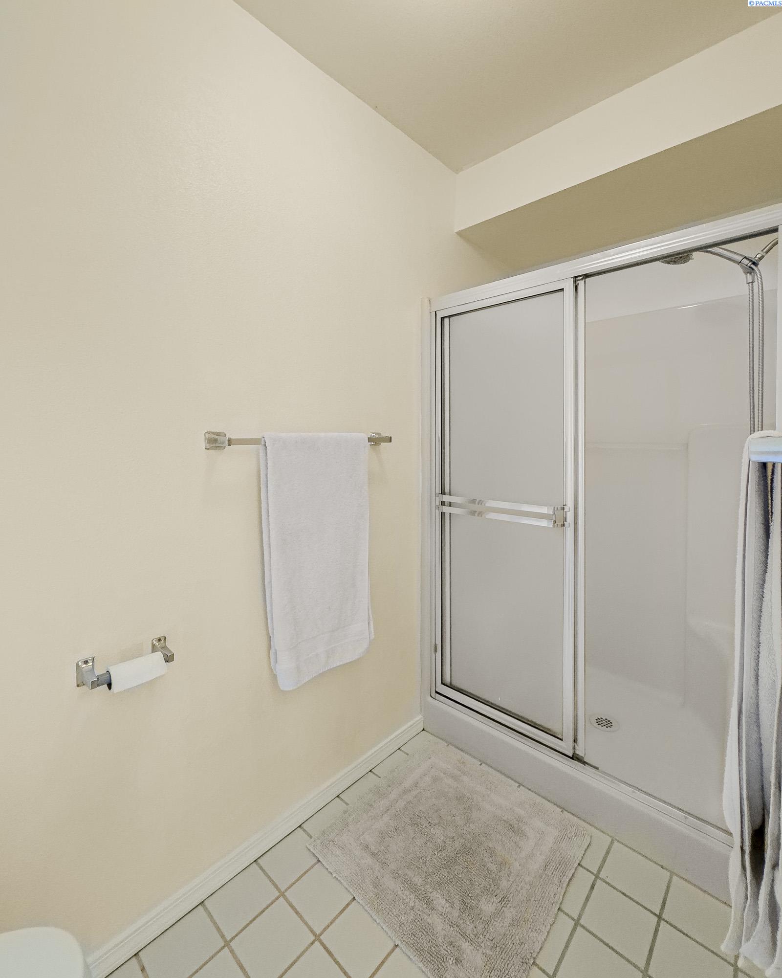 Richland, Washington, 99352, United States, 5 Bedrooms Bedrooms, ,4 BathroomsBathrooms,Residential,For Sale,1927234