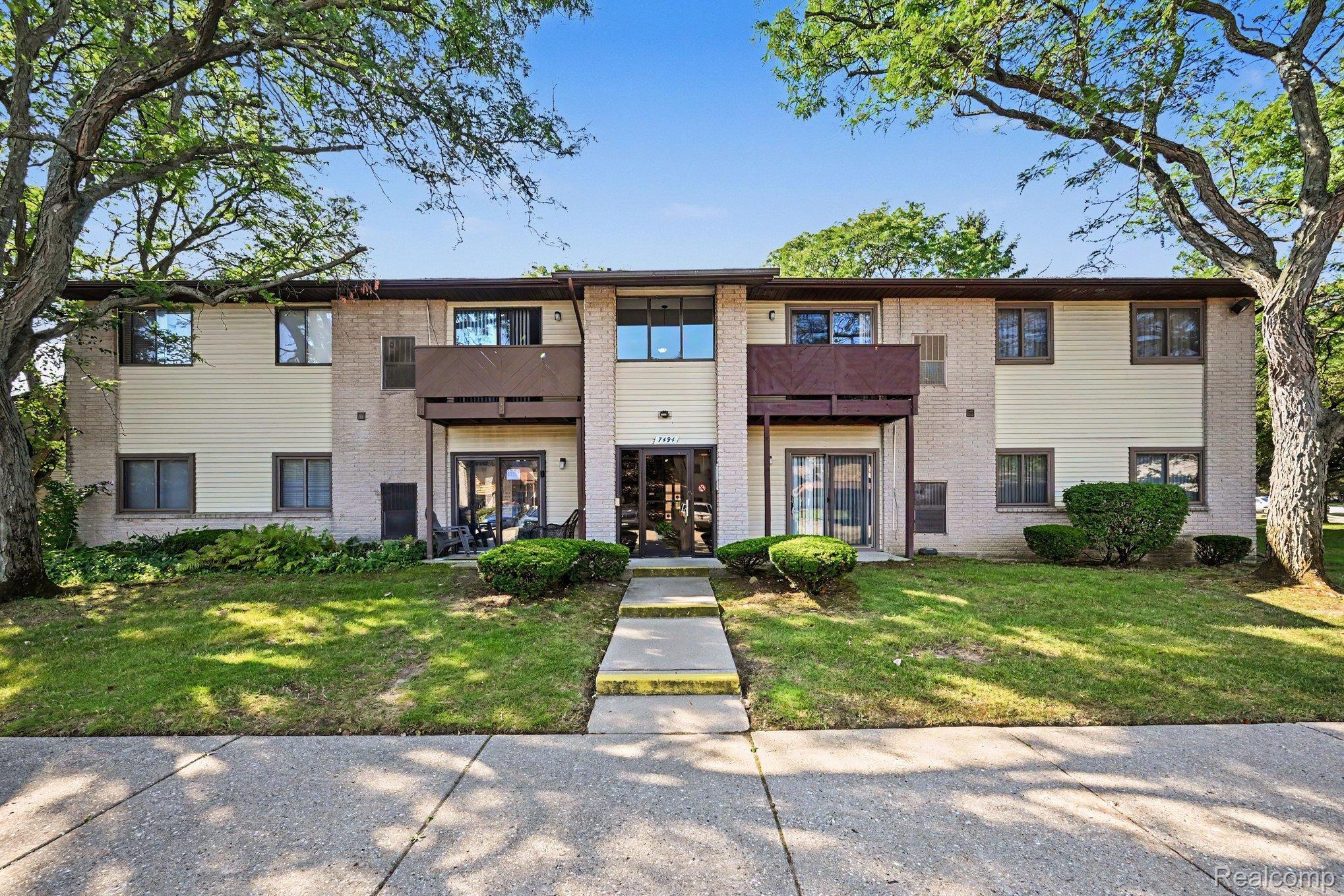 Manor Cir, Westland, MI 48185