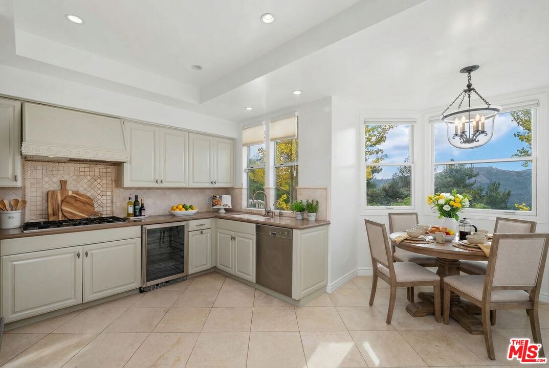 Pacific Palisades, California, 90272, United States, 2 Bedrooms Bedrooms, ,2 BathroomsBathrooms,Residential,For Sale,1991274