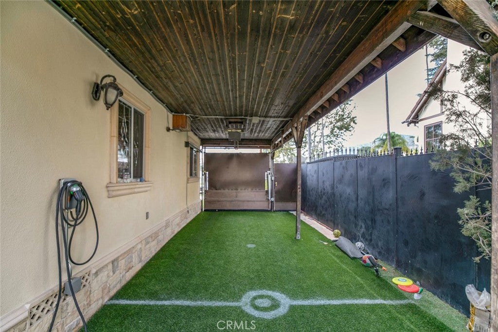 Glendale, California, 91201, United States, 4 Bedrooms Bedrooms, ,5 BathroomsBathrooms,Residential,For Sale,1969452