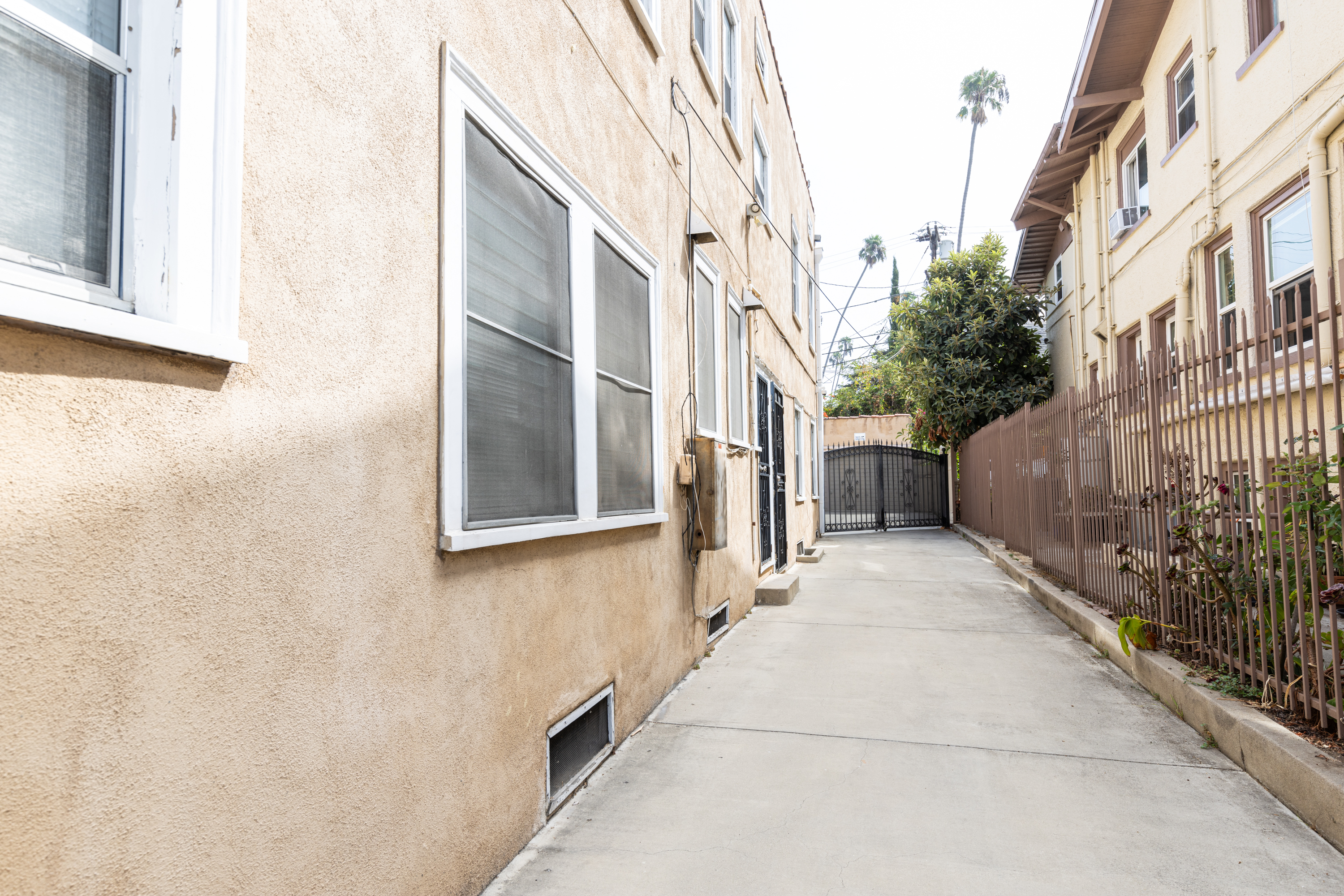 Los Angeles, California, 90019, United States, 8 Bedrooms Bedrooms, ,4 BathroomsBathrooms,Residential,For Sale,1974738