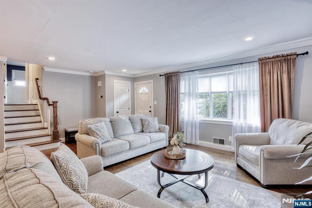 Waldwick, New Jersey, 07463, United States, 3 Bedrooms Bedrooms, ,2 BathroomsBathrooms,Residential,For Sale,1918312