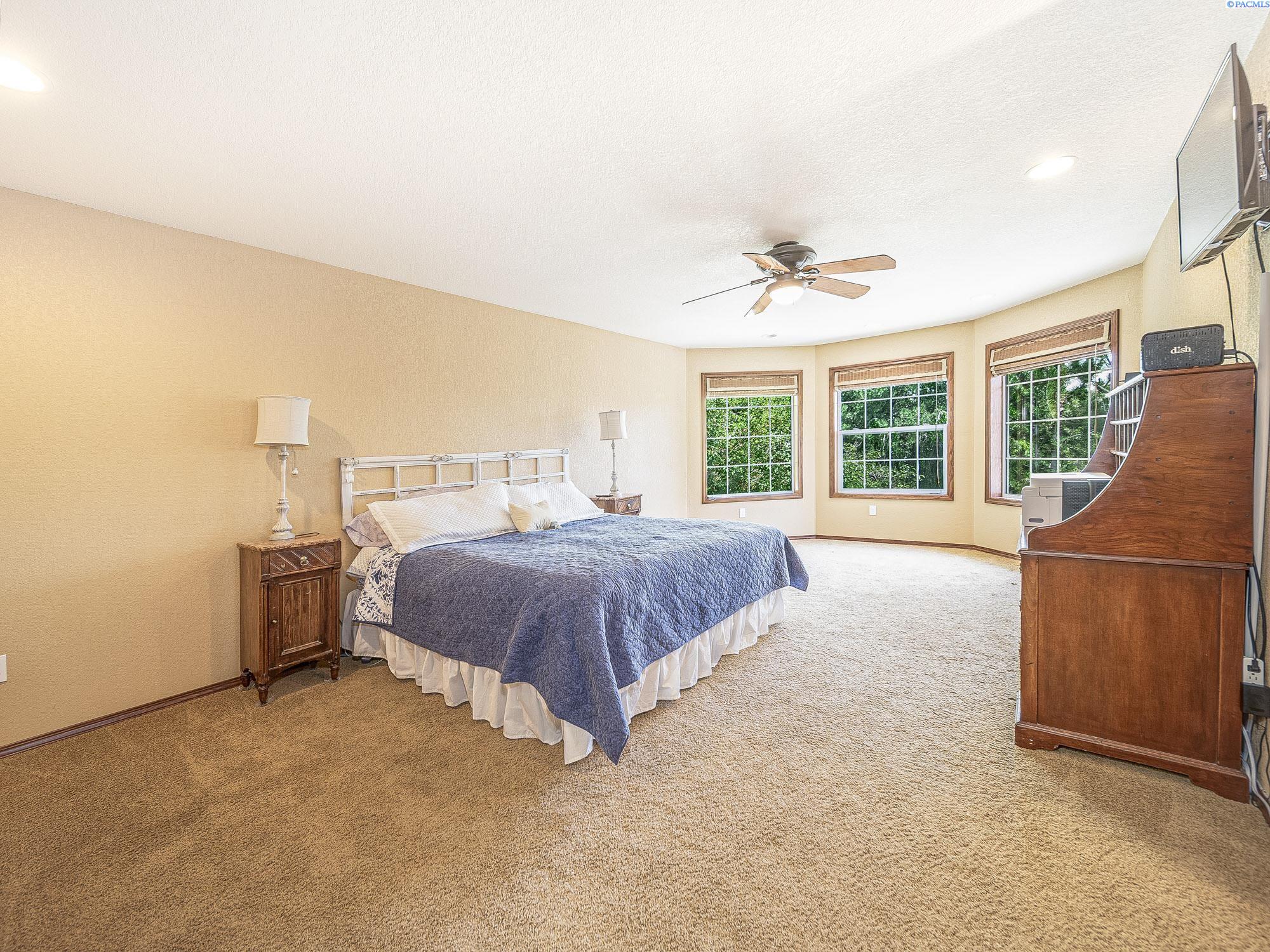 Yakima, Washington, 98908-0000, United States, 4 Bedrooms Bedrooms, ,2 BathroomsBathrooms,Residential,For Sale,1827891