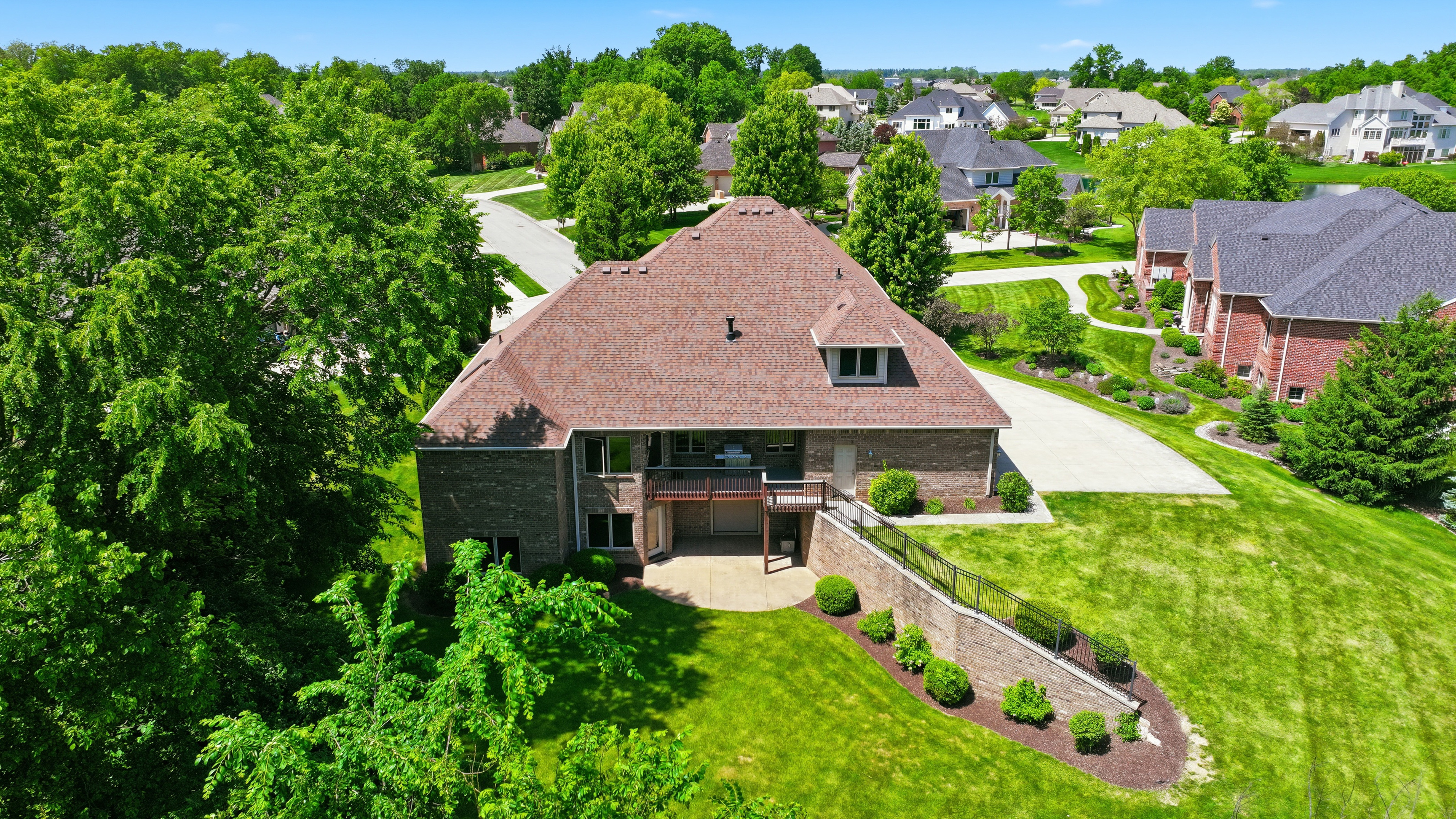  All-Brick Custom Home Tucked Away on Quiet Cul-De-Sac - 物件實景