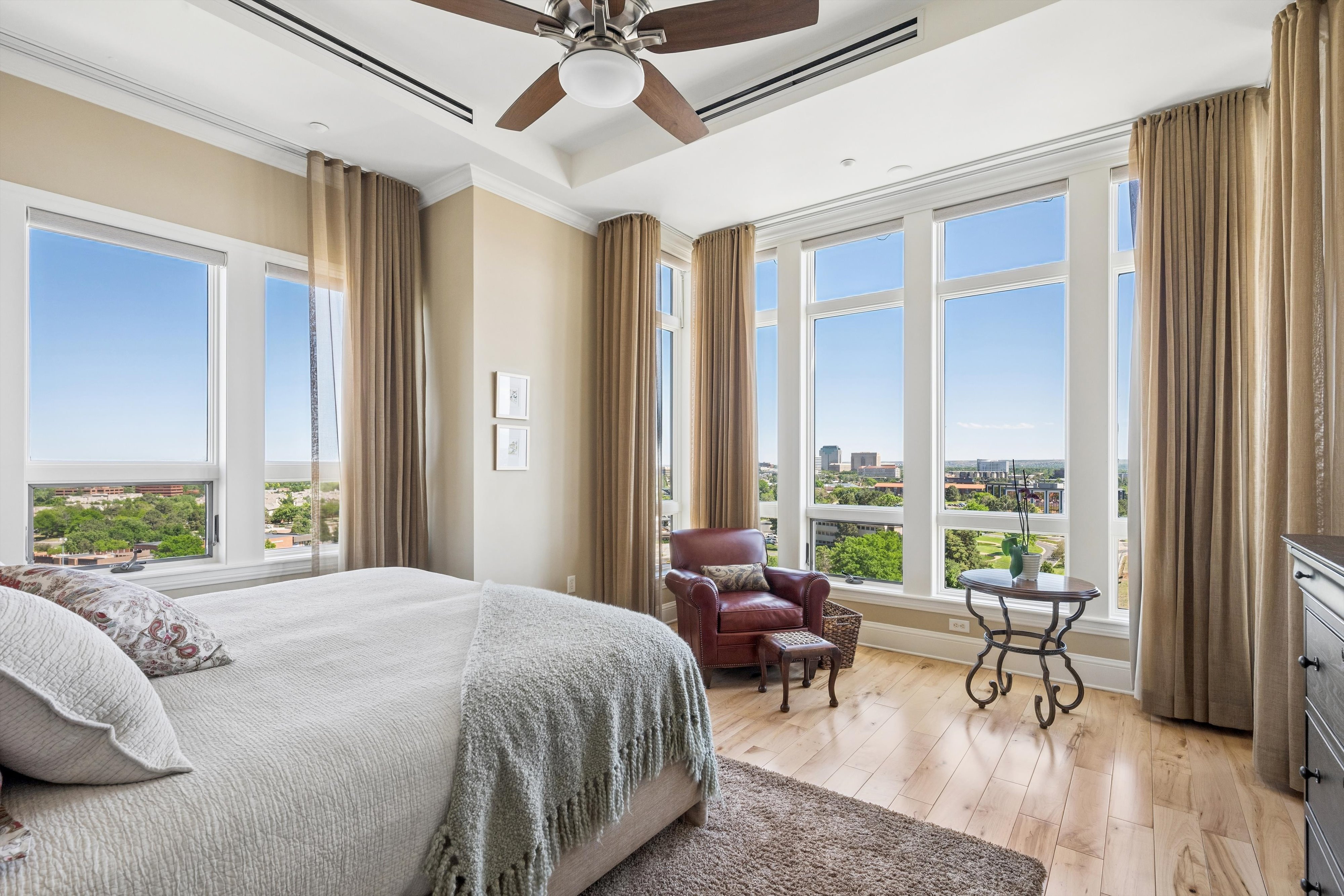  Fantastic 2 Bed/2 Bath End Unit Offering Panoramic Views - 物件實景
