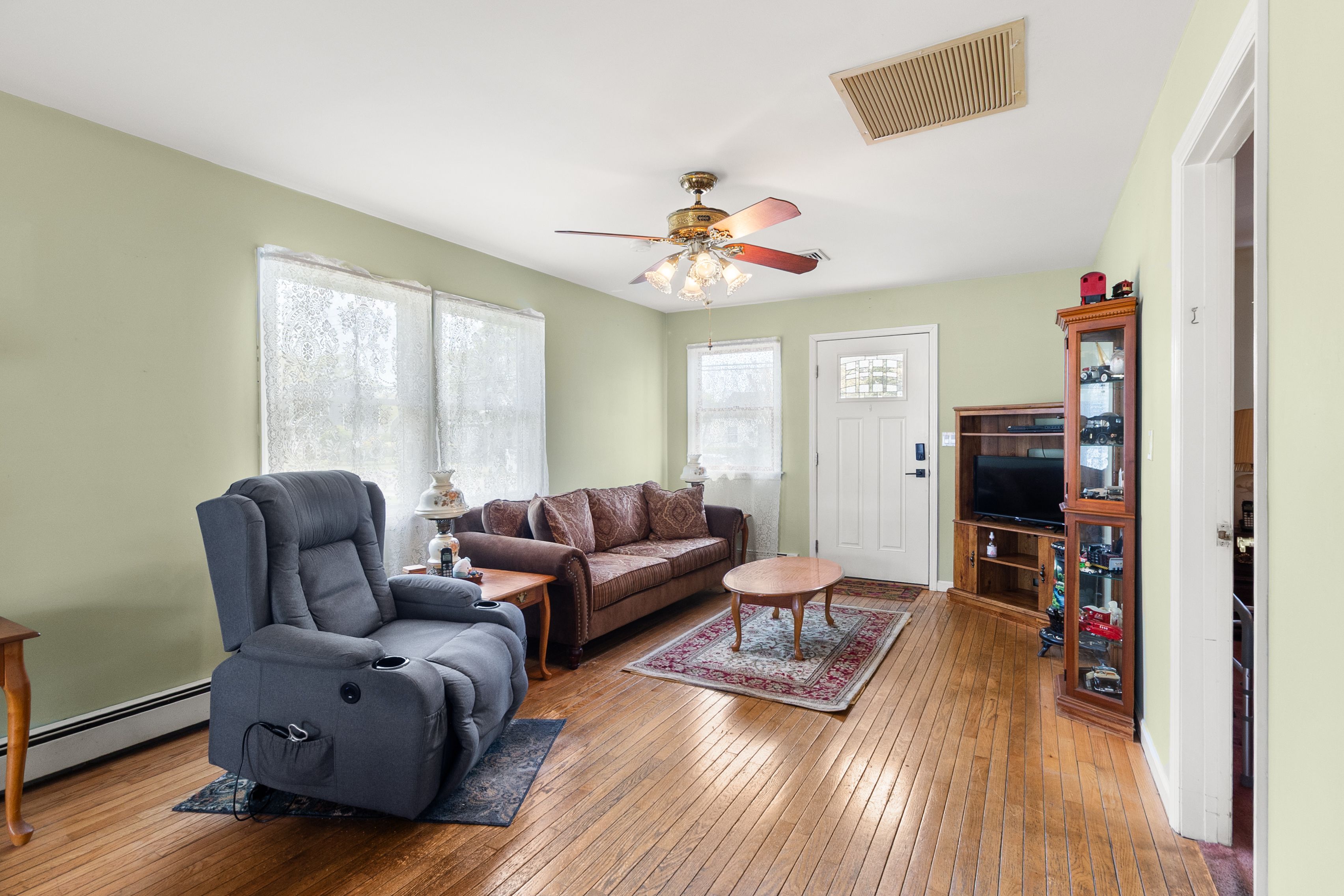  63 E Madison Street, East Islip, NY, 11730 - 物件實景