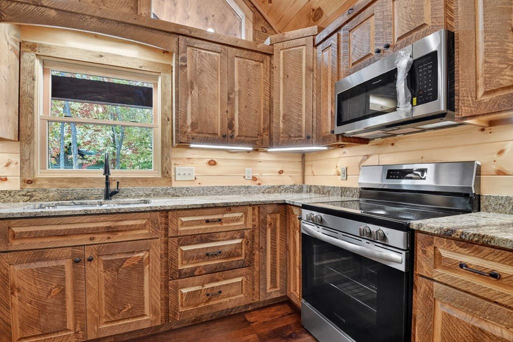 Mineral Bluff, Georgia, 30559, United States, 4 Bedrooms Bedrooms, ,3 BathroomsBathrooms,Residential,For Sale,1953348