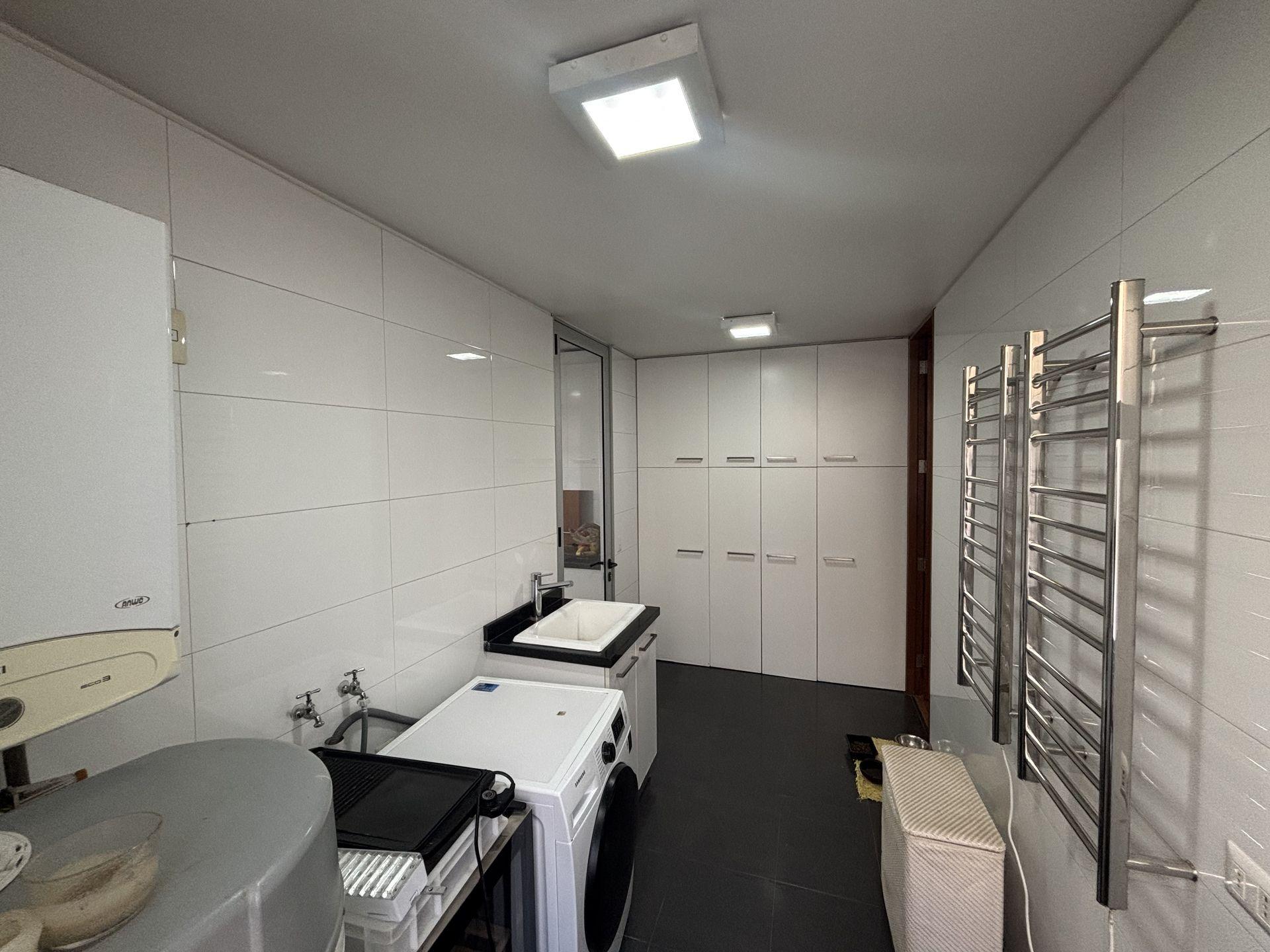 Las Condes, Chile, 6 Bedrooms Bedrooms, ,5 BathroomsBathrooms,Residential,For Sale,1898716