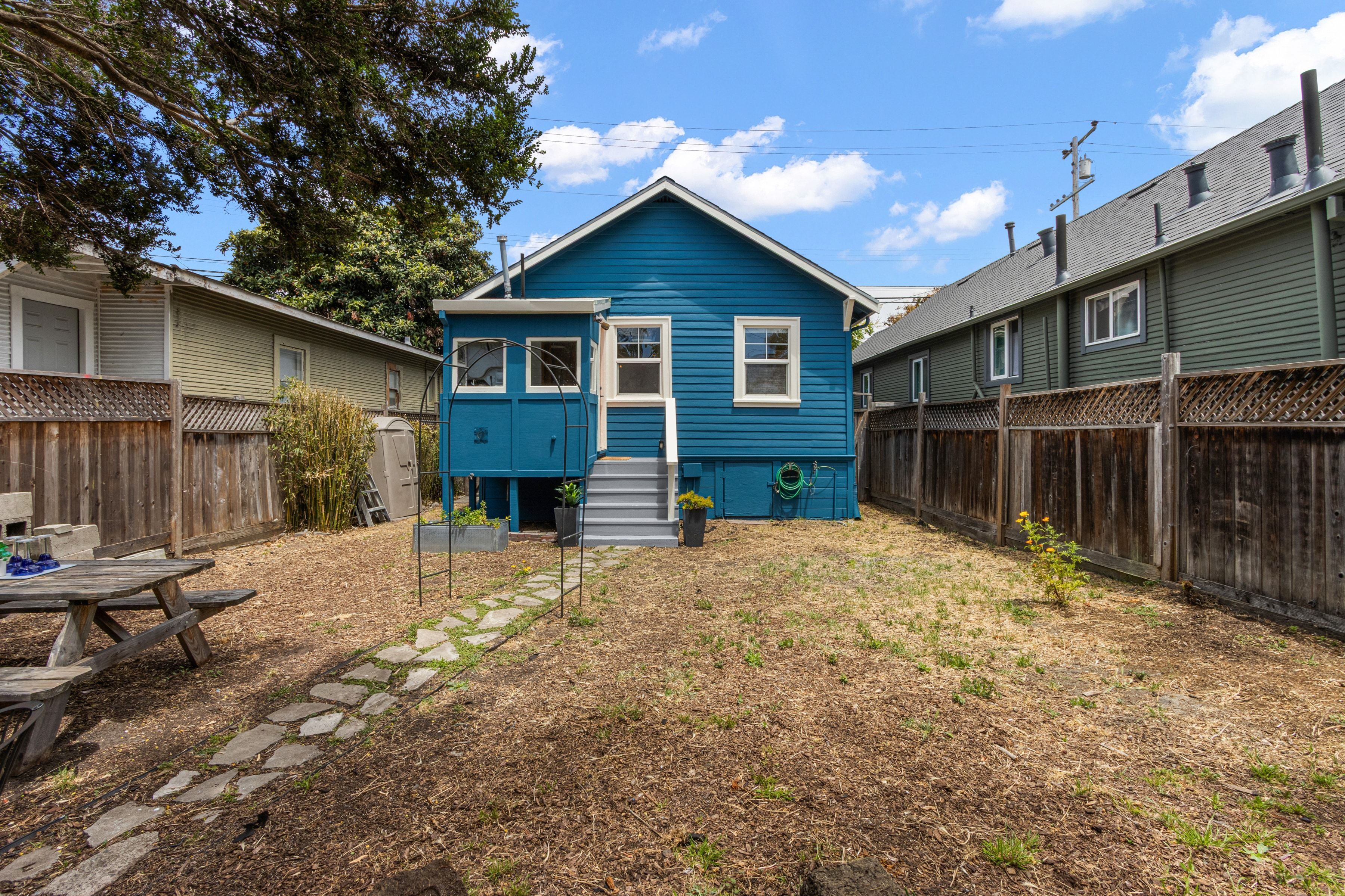  A Storybook North Oakland Cottage Offering Charm, Character, and Potential - 物件實景