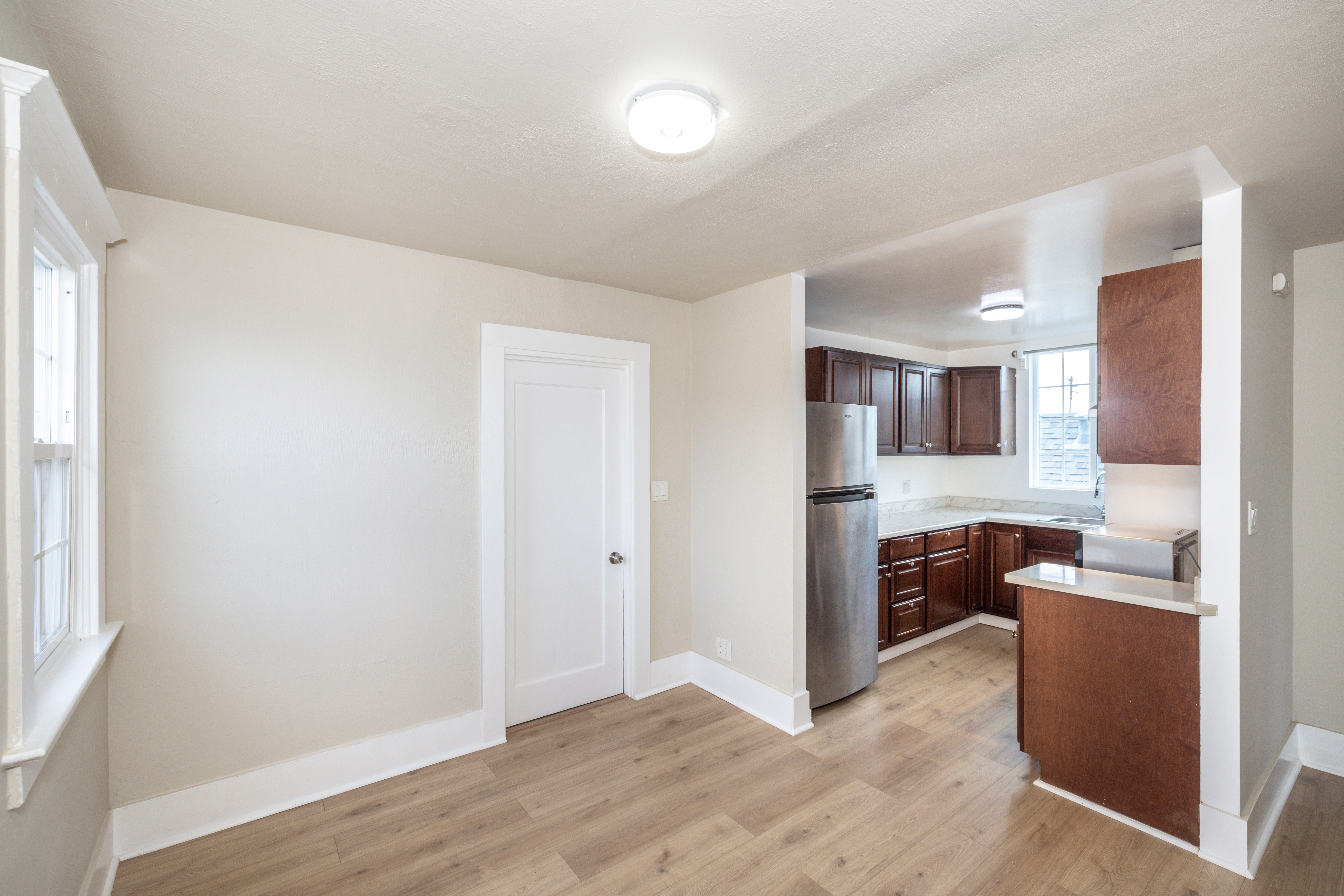  Spacious Two-Level Home with Large Backyard - 物件實景