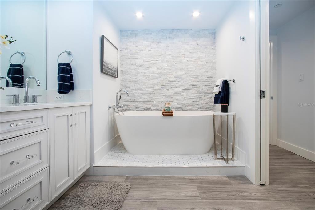 Longboat Key, Florida, 34228, United States, 2 Bedrooms Bedrooms, ,2 BathroomsBathrooms,Residential,For Sale,1993516