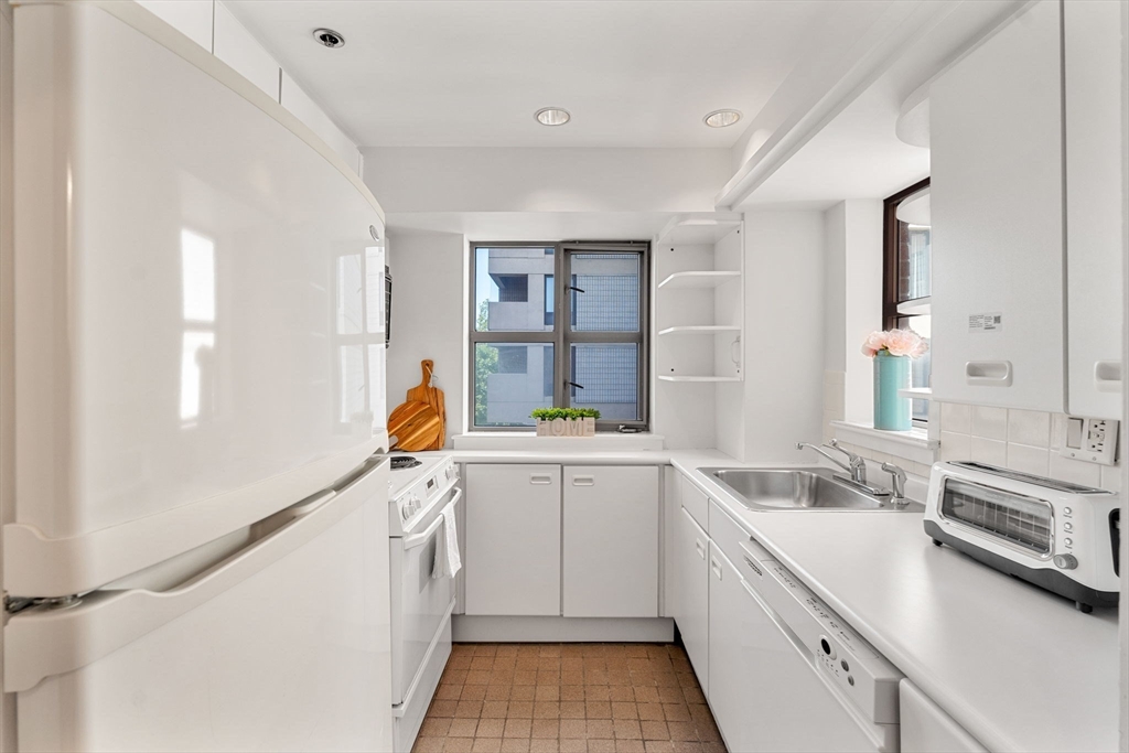 Cambridge, Massachusetts, 02139, United States, 1 Bedroom Bedrooms, ,2 BathroomsBathrooms,Residential,For Sale,1875314