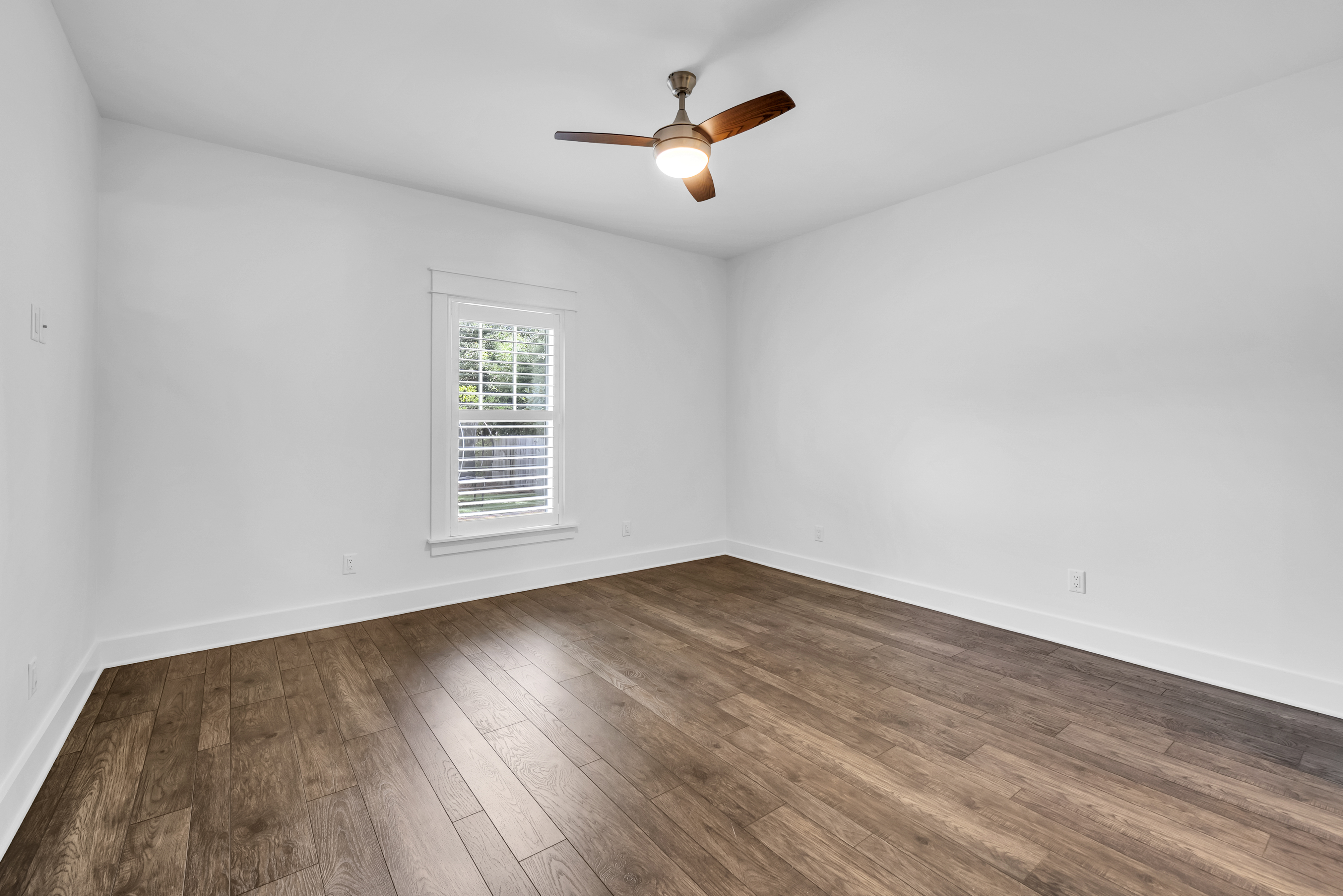  Move-In Ready Brick Home with Spacious Fenced Backyard Near the Bay - 物件實景