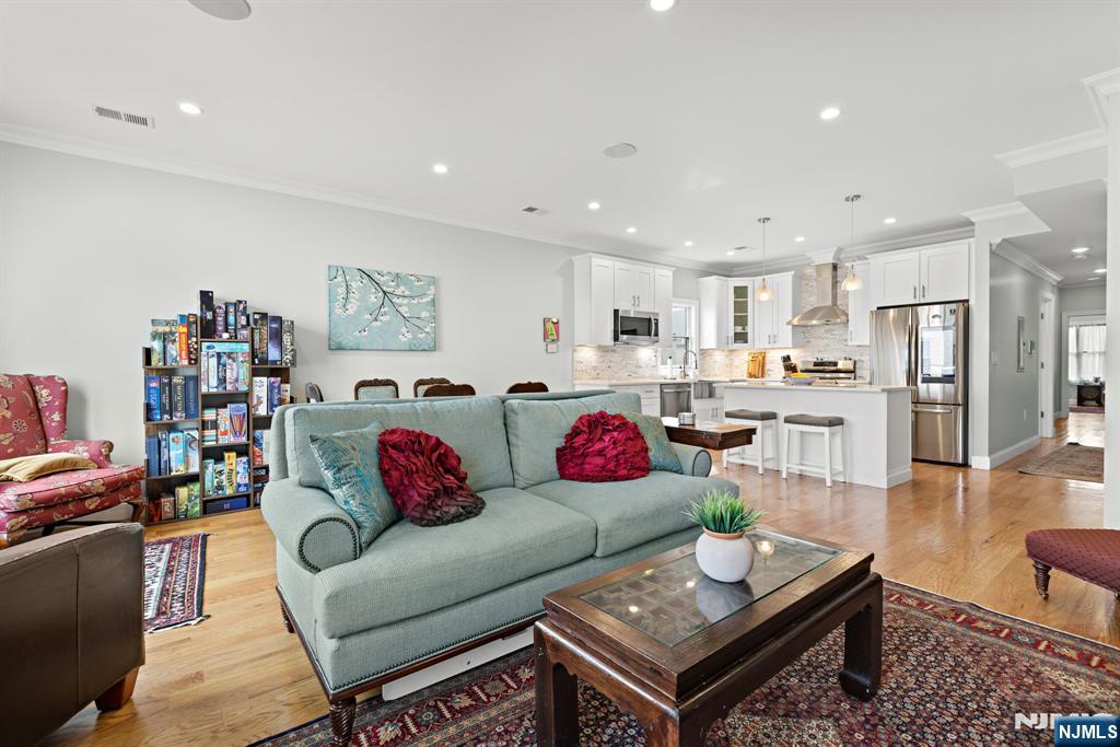 Jersey City, New Jersey, 07307, United States, 3 Bedrooms Bedrooms, ,2 BathroomsBathrooms,Residential,For Sale,1867337