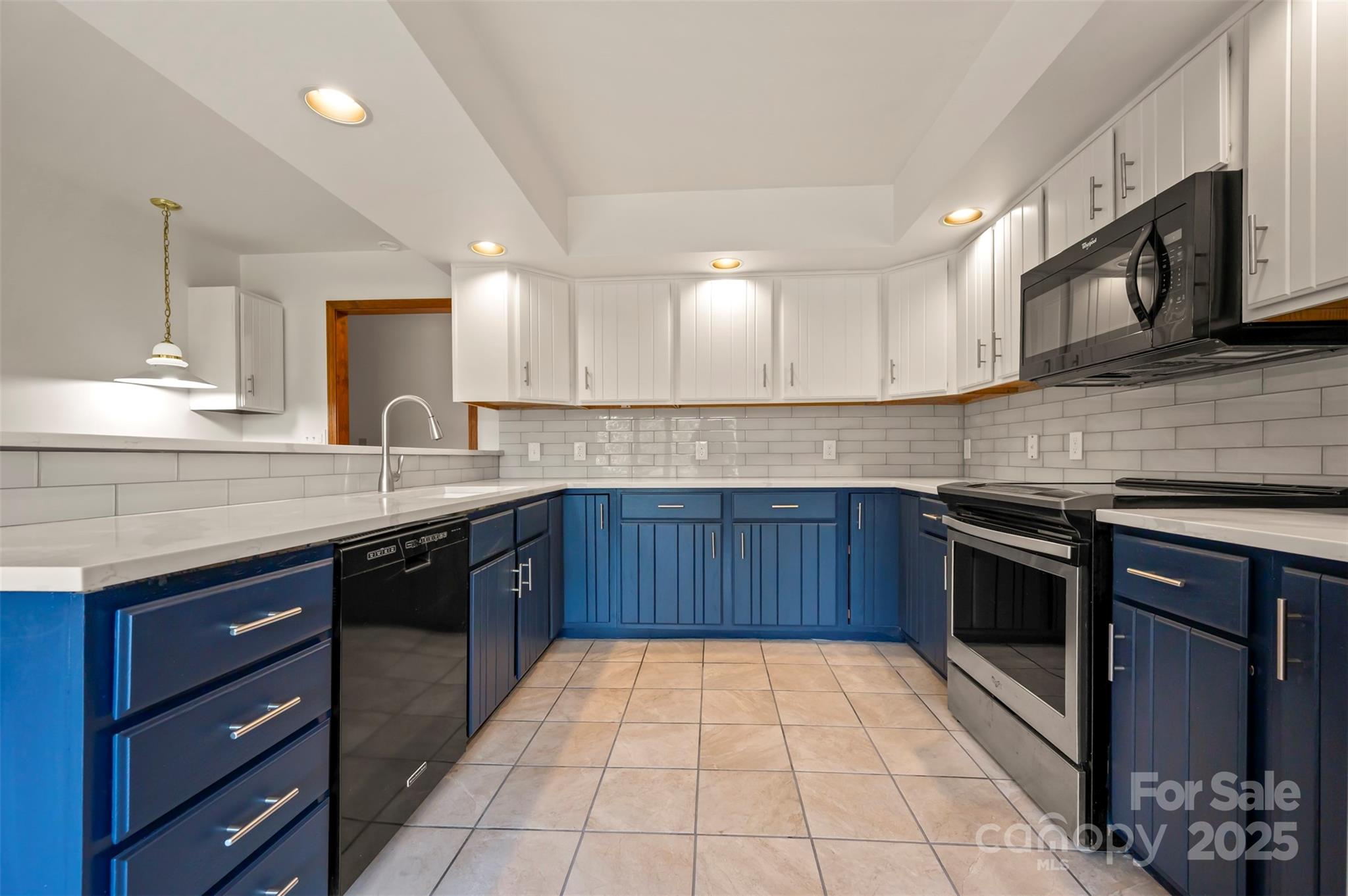 Horse Shoe, North Carolina, 28742, United States, 6 Bedrooms Bedrooms, ,6 BathroomsBathrooms,Residential,For Sale,1927207