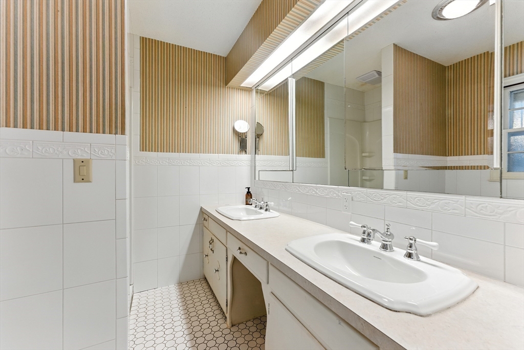 Longmeadow, Massachusetts, 01106, United States, 3 Bedrooms Bedrooms, ,3 BathroomsBathrooms,Residential,For Sale,1933397