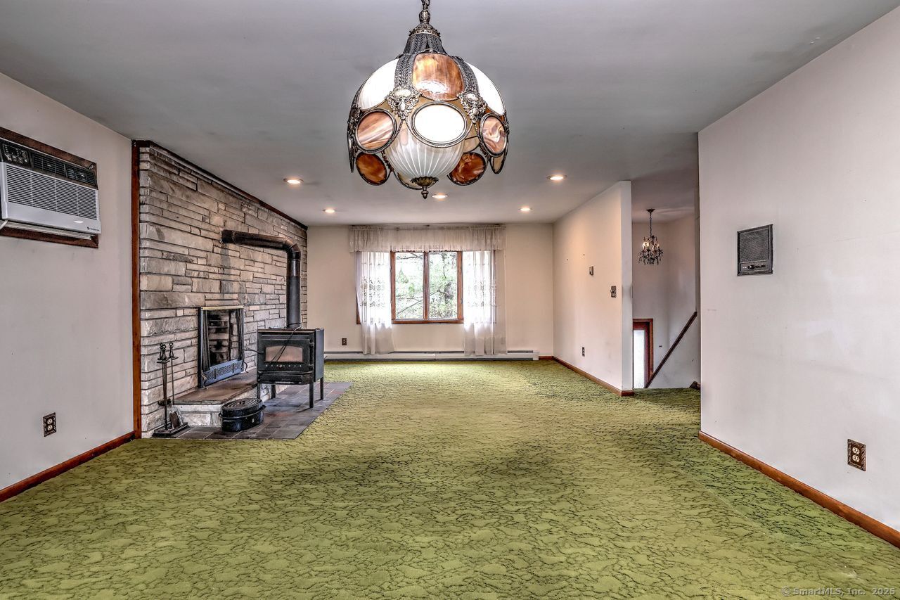 Trumbull, Connecticut, 06611, United States, 3 Bedrooms Bedrooms, ,2 BathroomsBathrooms,Residential,For Sale,1988138