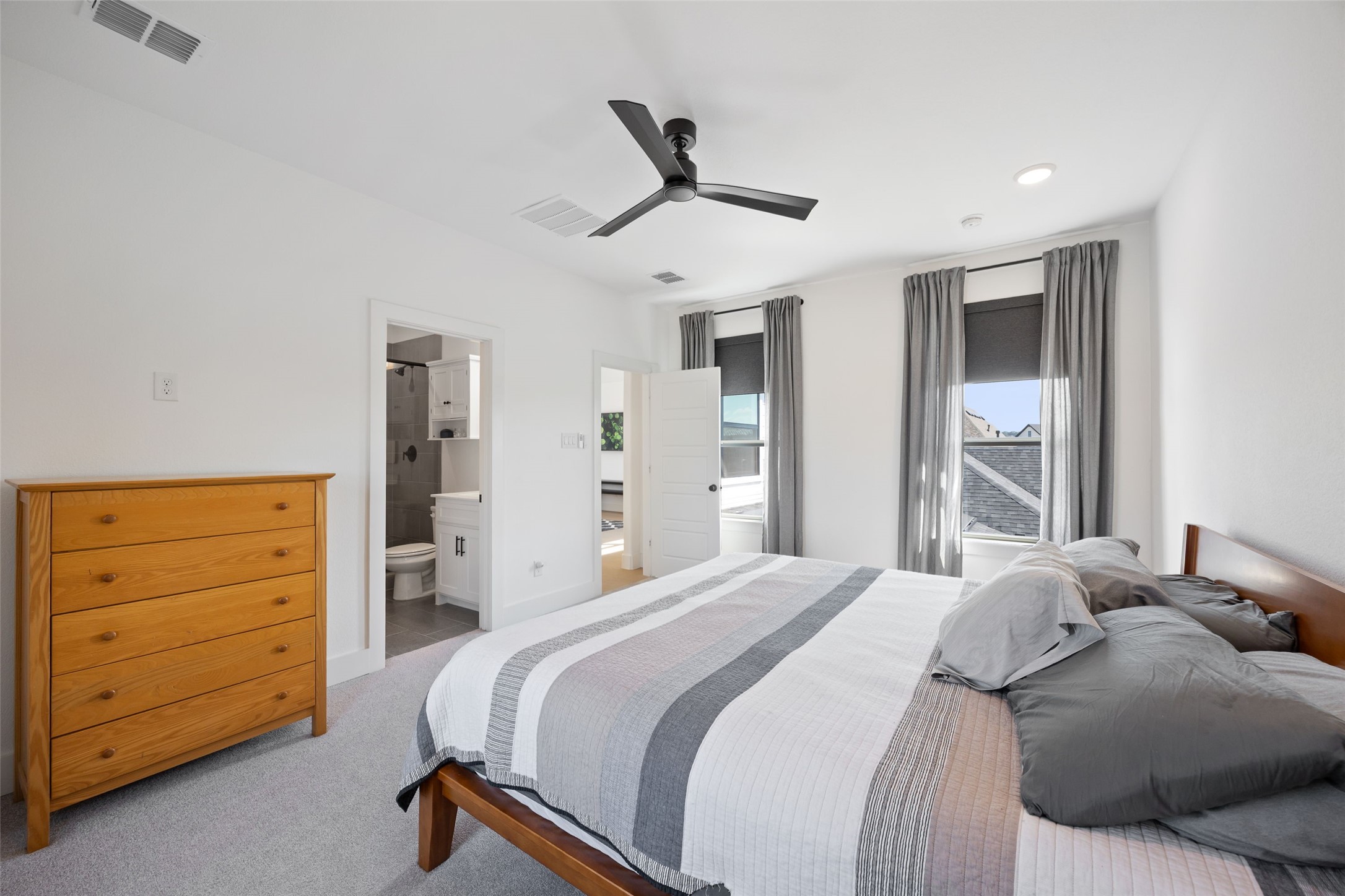 Arlington, Texas, 76005, United States, 4 Bedrooms Bedrooms, ,5 BathroomsBathrooms,Residential,For Sale,1963116