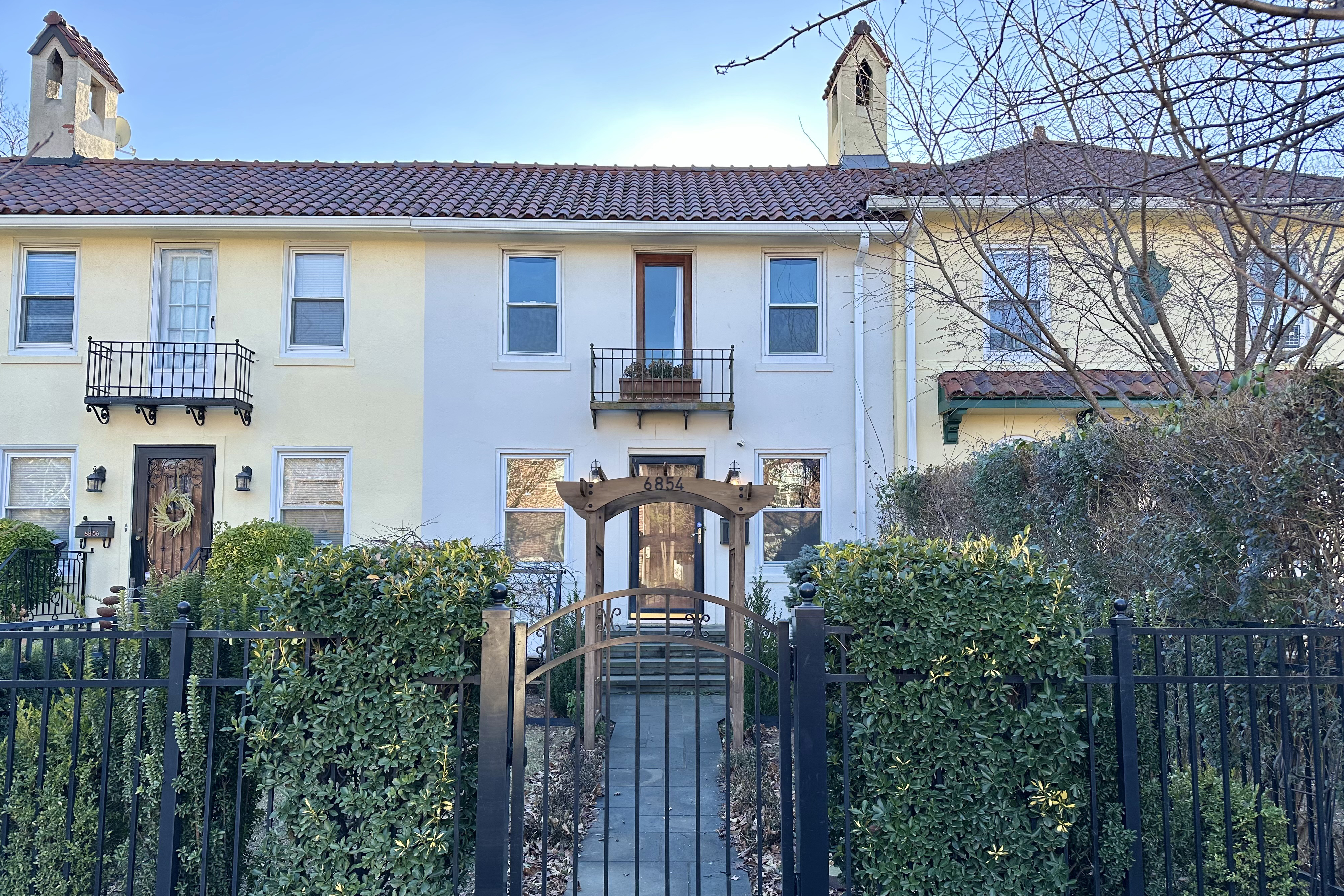 ?IMPECCABLY RENOVATED SPANISH STYLE TOWNHOUSE?