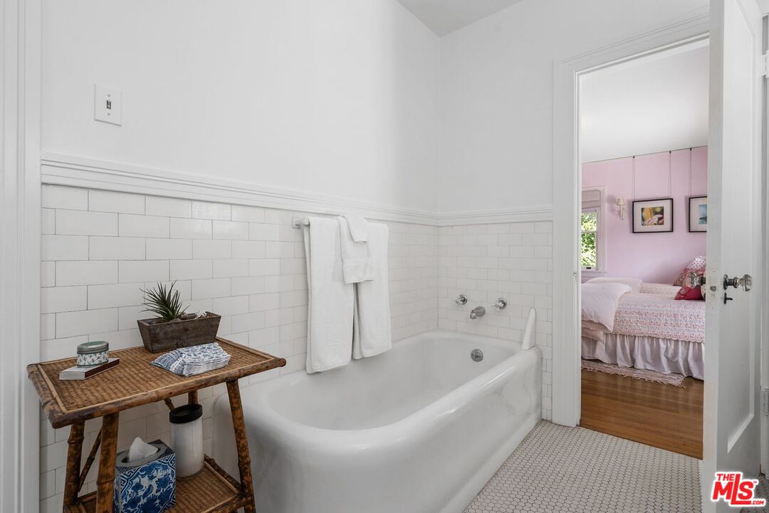 Los Angeles, California, 90004, United States, 5 Bedrooms Bedrooms, ,3 BathroomsBathrooms,Residential,For Sale,1940540