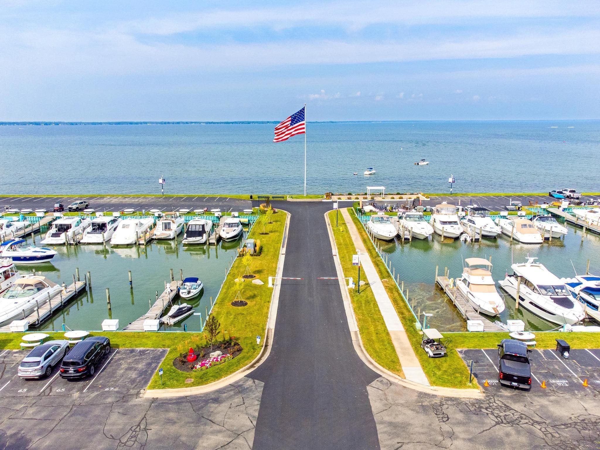 Harrison Twp, Michigan, 48045, United States, 2 Bedrooms Bedrooms, ,3 BathroomsBathrooms,Residential,For Sale,1979598