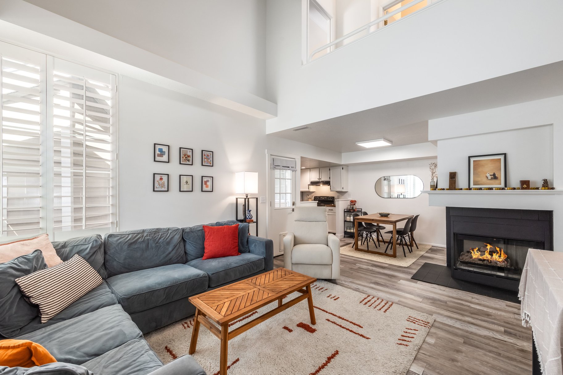  Vaulted Great Room, Cozy Fireplace, Central Location - 物件實景