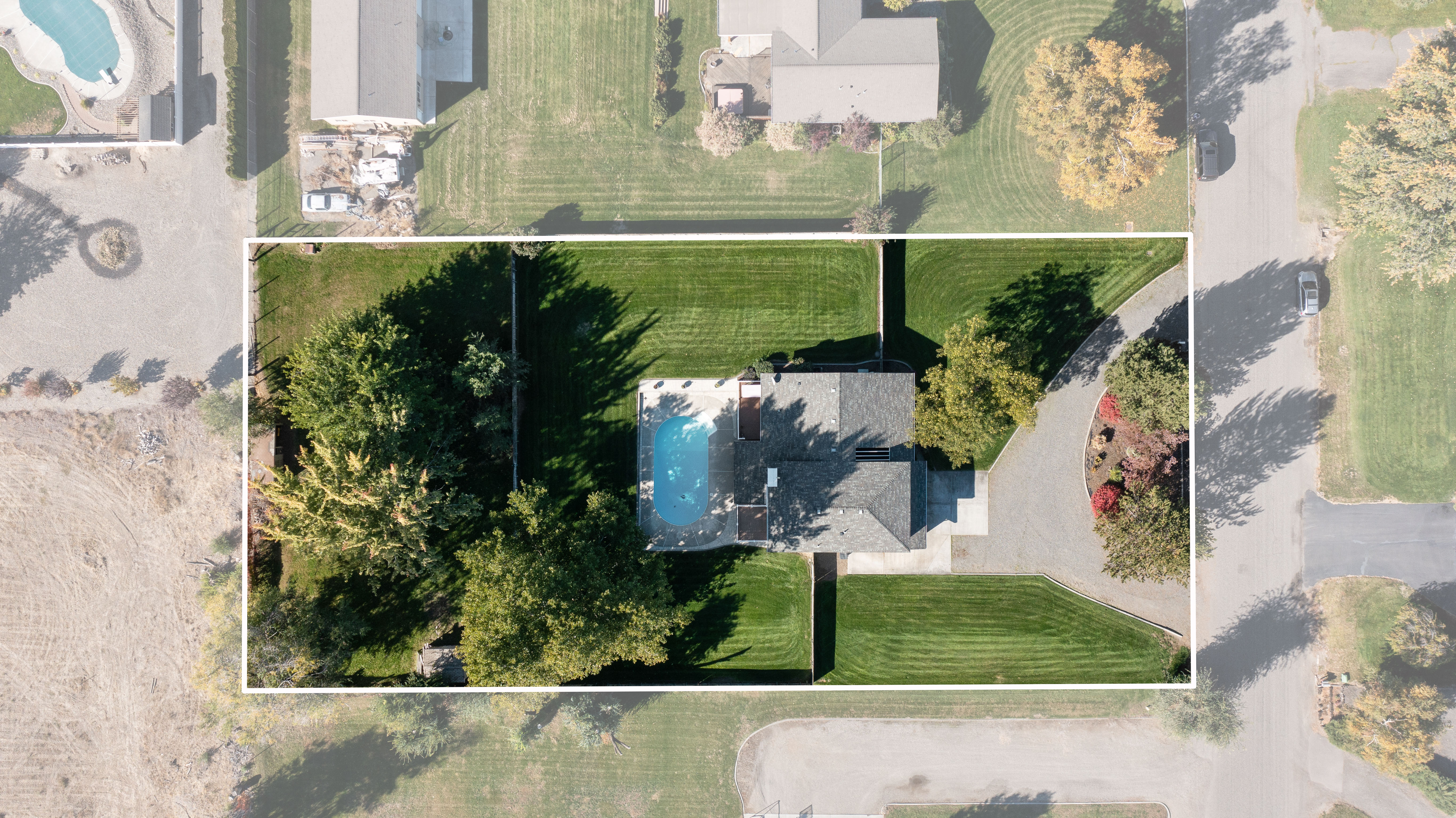  Property with a POOL and room for a shop - 物件實景