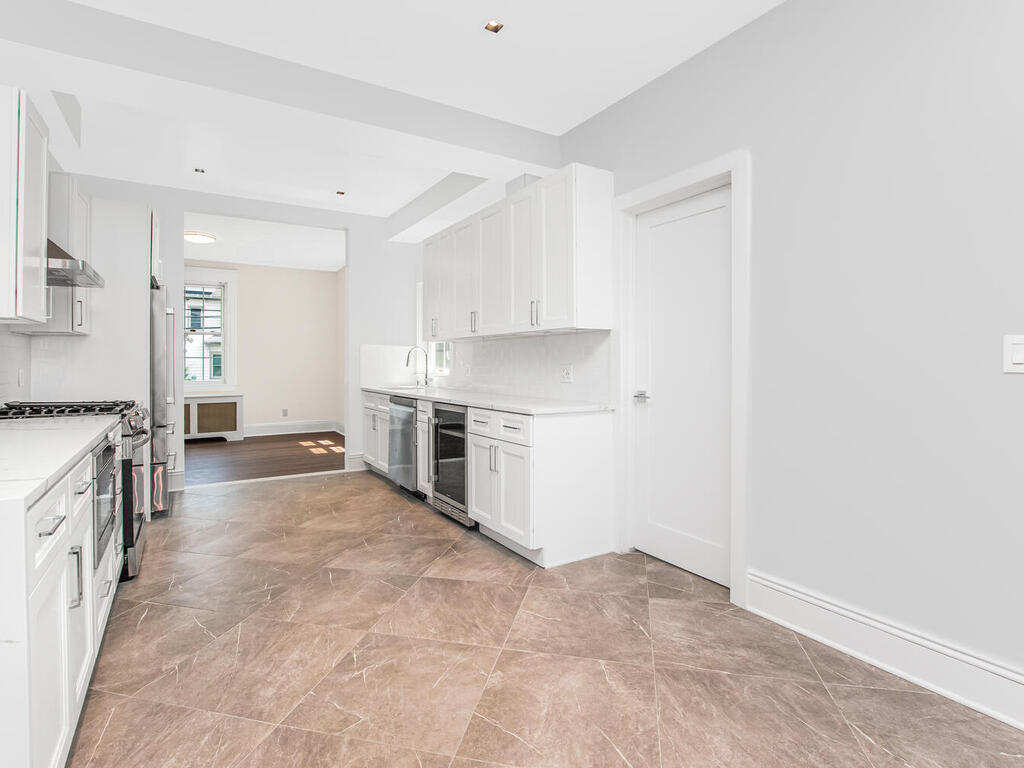 Yonkers, New York, 10701, United States, 6 Bedrooms Bedrooms, ,3 BathroomsBathrooms,Residential,For Sale,1904249