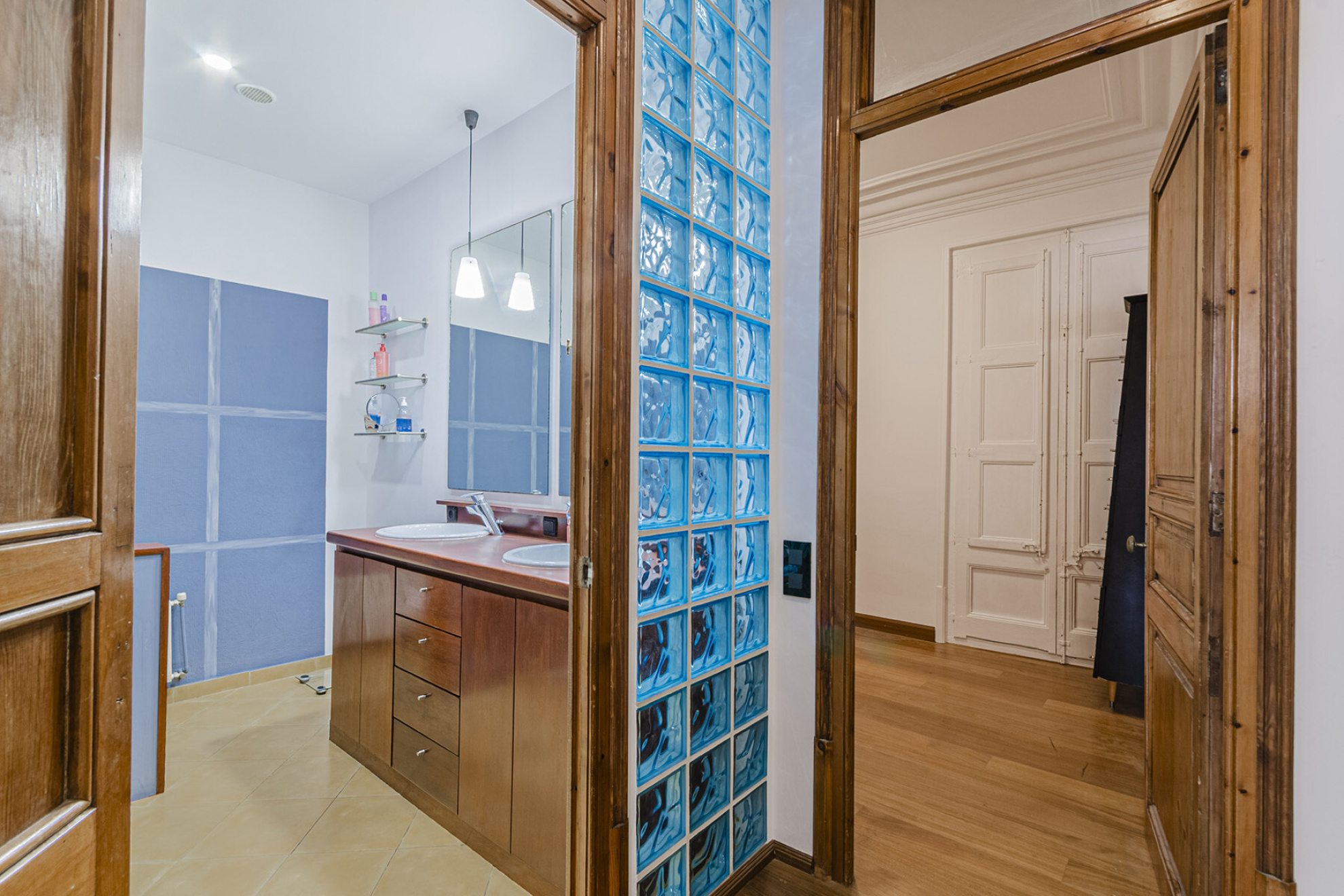  Large apartment with its own style in the oldest part of Barcelona - 物件實景