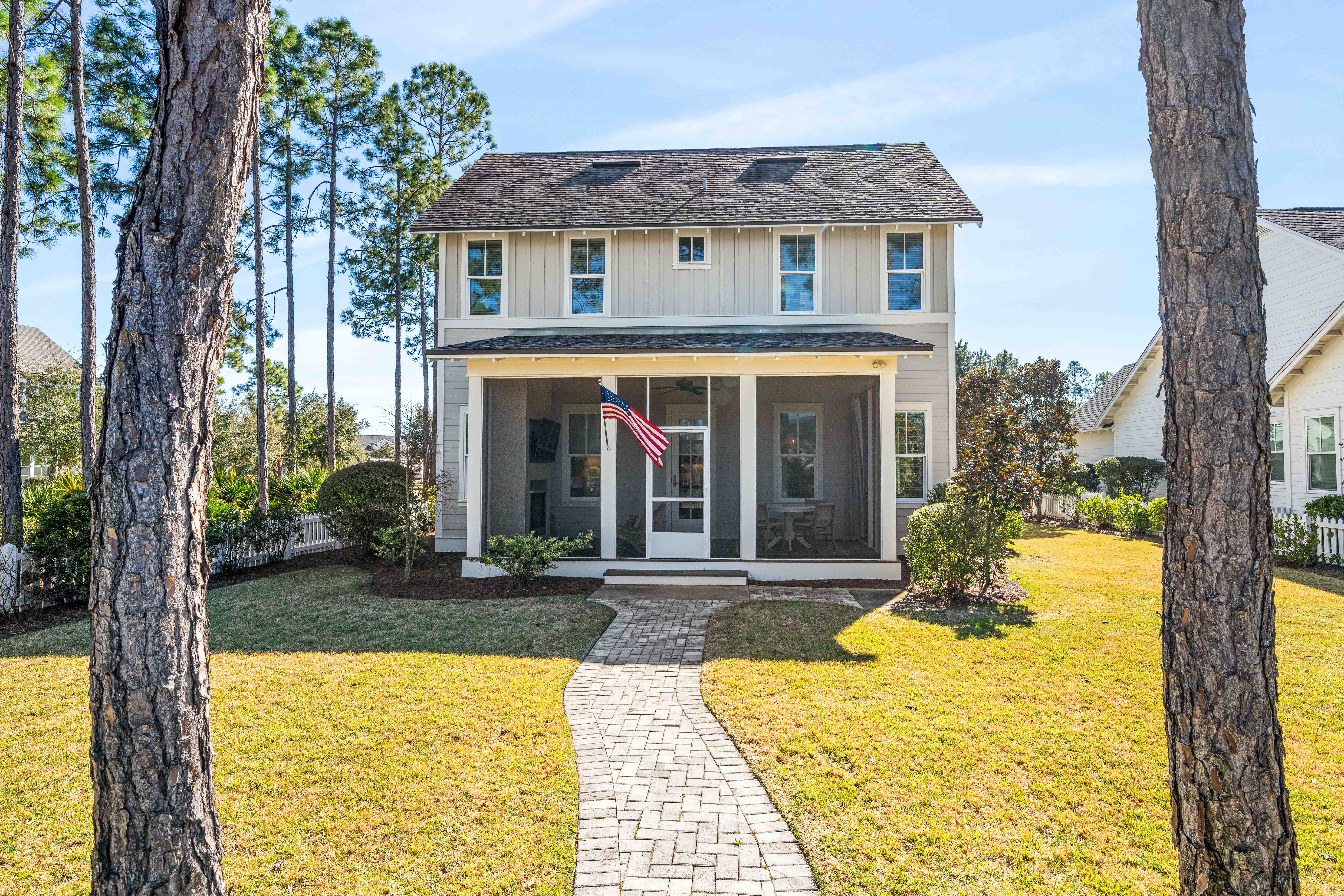  Oversized Corner Lot Home with Carriage House, Screened Porch & Fenced Yard - 物件實景
