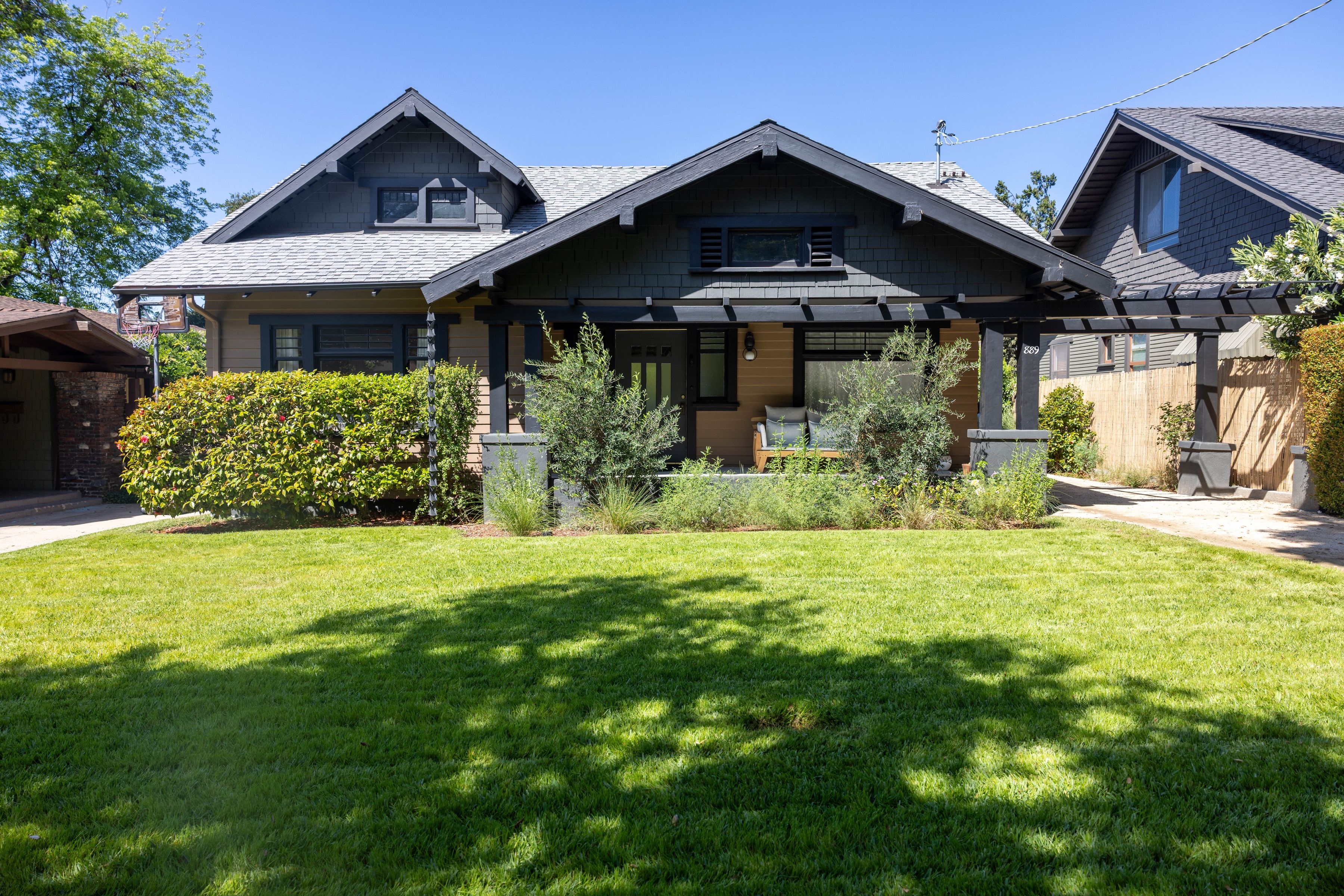  889 North Chester Avenue - 物件實景