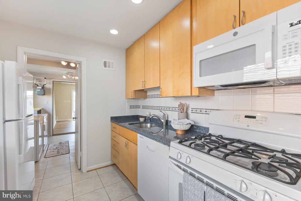 Takoma Park, Maryland, 20912, United States, 2 Bedrooms Bedrooms, ,2 BathroomsBathrooms,Residential,For Sale,1974718