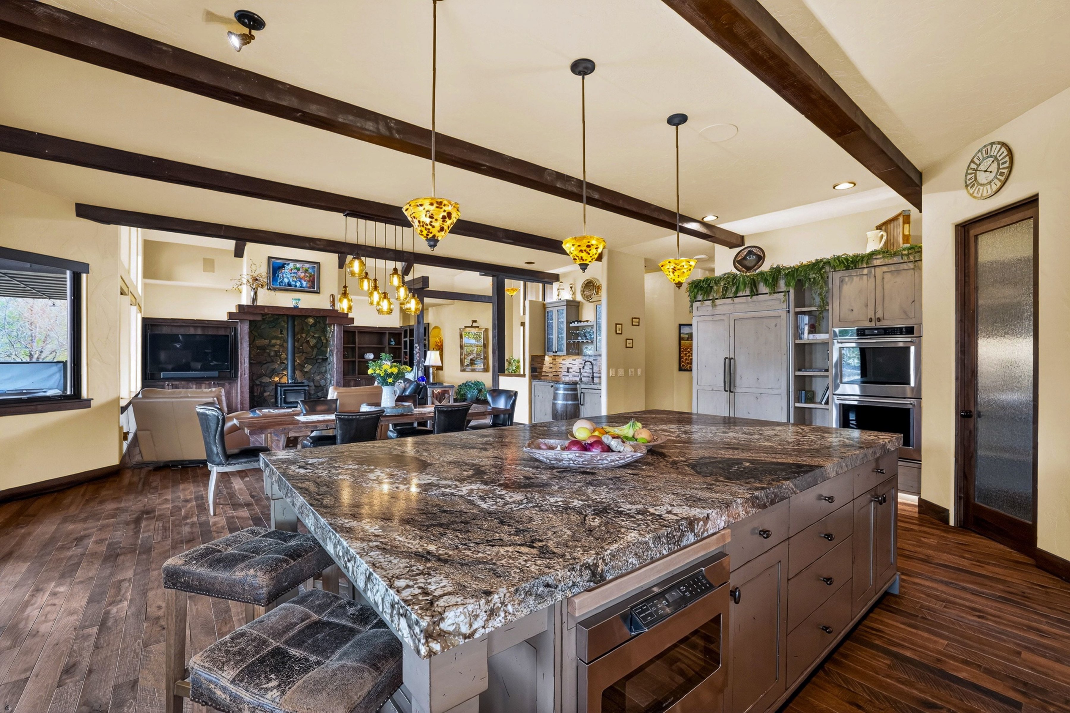  Stunning Home with Payette River Frontage on 2.66 Acres in McCall, Idaho - 物件實景