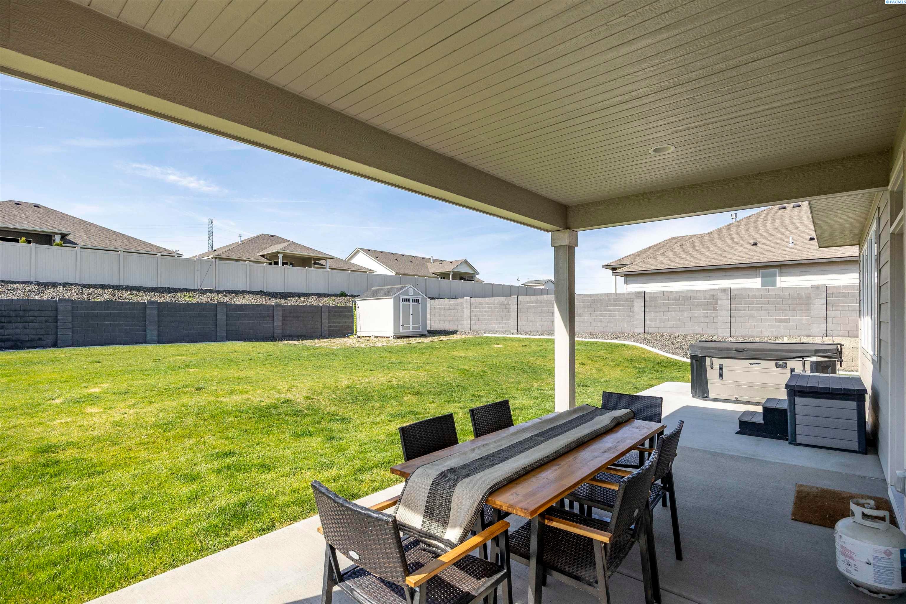 Kennewick, Washington, 99338, United States, 5 Bedrooms Bedrooms, ,3 BathroomsBathrooms,Residential,For Sale,1984207