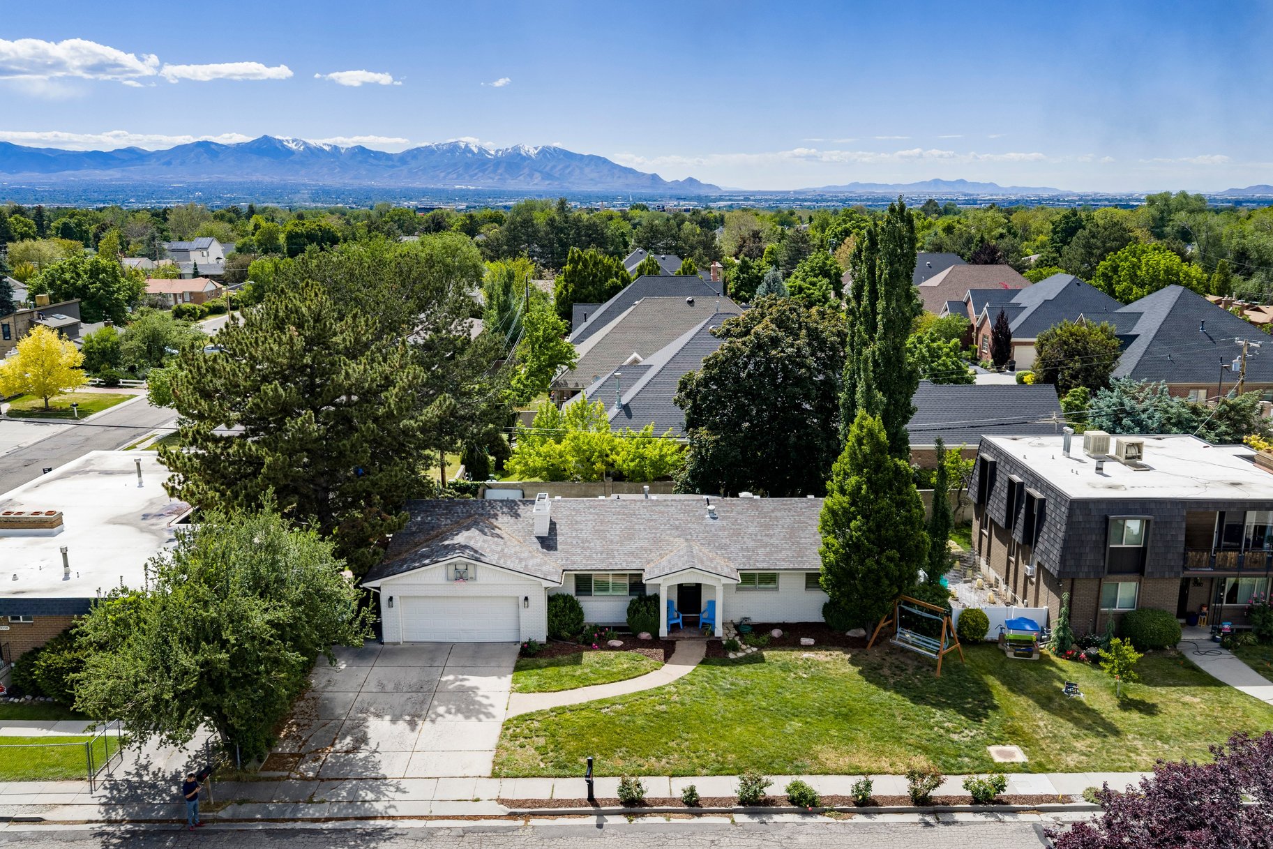  Modernized Millcreek Rambler with Open Living & Private Backyard - 物件實景
