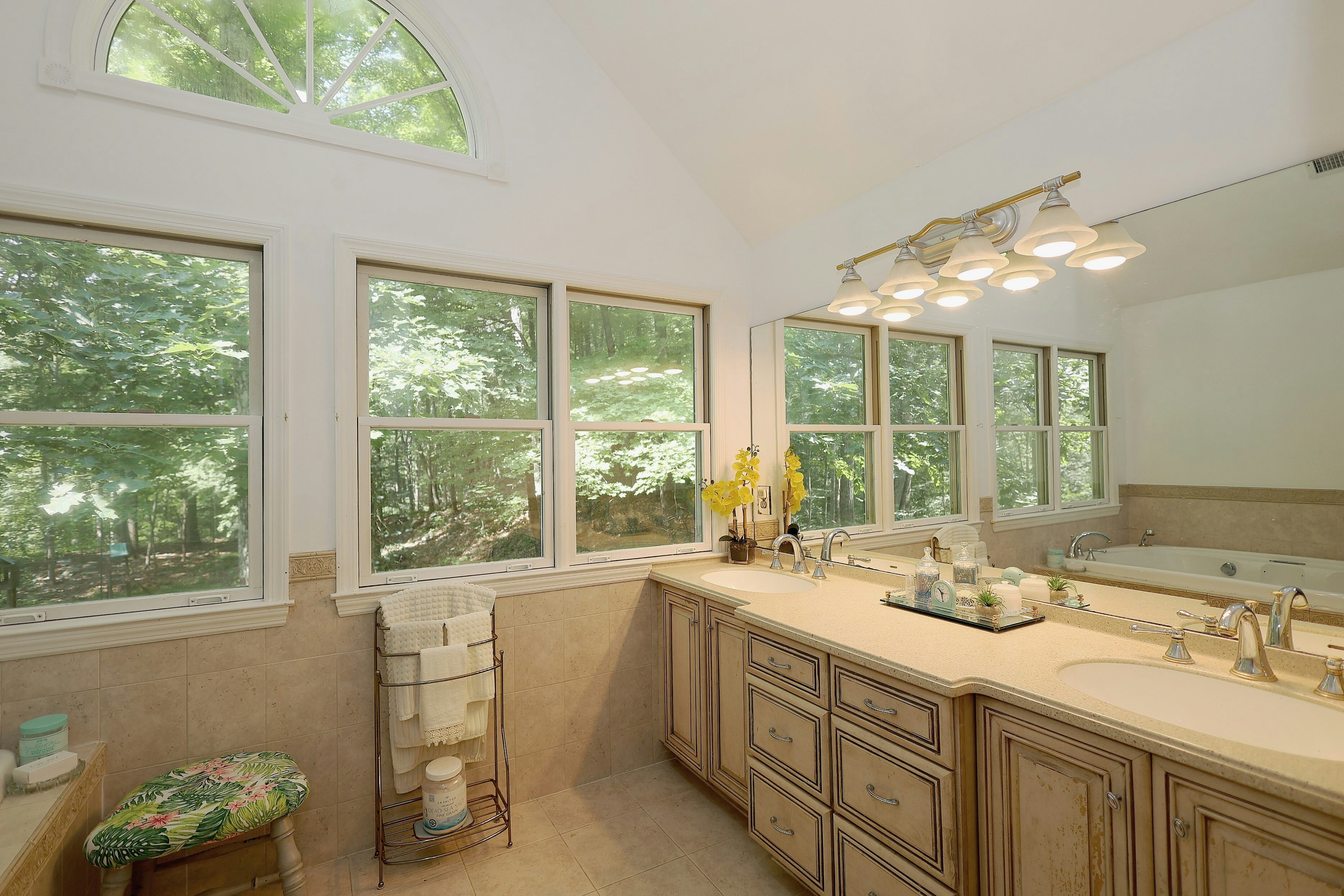  Expansive West Redding Colonial - 物件實景